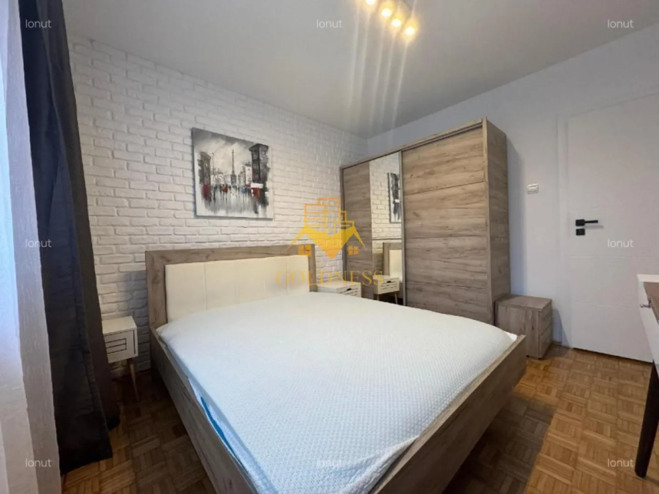 2 camere, modern, decomandate, Horea Zona Faculatea de Litere, Closca - GOLDNESS Imobiliare vă propune spre închiriere un apartament cu 2 camere complet mobilat și utilat, la etajul 1 într-un imobil de 4 etaje, în zona Centrala.
La chiria de 500 euro se adauga tva de 21% !
Posibilitate de parcare in zona!
Se află în apropierea stațiilor de transport în comun, magazine, restaurante, spații verzi, farmacii, etc. 

Apartamentul este compartimentat astfel:
 - dormitor cu pat matrimonial, dressing, noptiere
 - living cu canapea extensibila, spatiu pentru depozitare
 - bucatarie complet mobilata, utilata, loc de luat masa
 - baie cu cabina de dus, calorifer port prosop și dulap pentru depozitare.

Imobilul este dotat cu toate cele necesare- centrală proprie, frigider, aragaz, hotă, mașină de spălat haine, etc. 

Dacă sunteți interesați de acest apartament și doriți să îl vizionați, dar și pentru alte oferte nu ezitați să ne contactați telefonic sau prin e-mail. Vă stăm la dispoziție!

Pentru intermediere se percepe un comision de 50% din prețul chiriei!