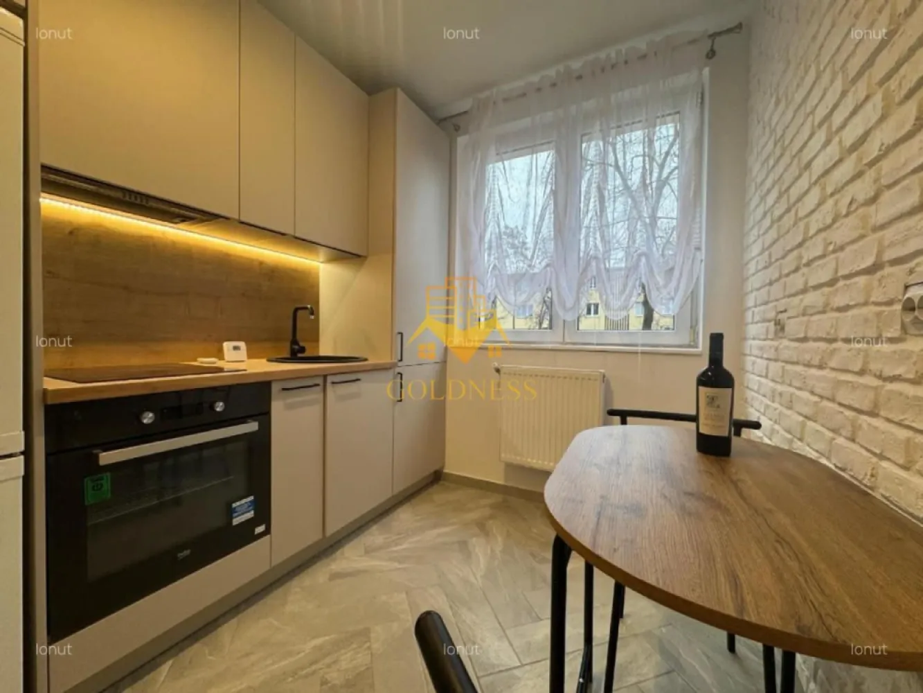 2 camere, modern, decomandate, Horea Zona Faculatea de Litere, Closca - GOLDNESS Imobiliare vă propune spre închiriere un apartament cu 2 camere complet mobilat și utilat, la etajul 1 într-un imobil de 4 etaje, în zona Centrala.
La chiria de 500 euro se adauga tva de 21% !
Posibilitate de parcare in zona!
Se află în apropierea stațiilor de transport în comun, magazine, restaurante, spații verzi, farmacii, etc. 

Apartamentul este compartimentat astfel:
 - dormitor cu pat matrimonial, dressing, noptiere
 - living cu canapea extensibila, spatiu pentru depozitare
 - bucatarie complet mobilata, utilata, loc de luat masa
 - baie cu cabina de dus, calorifer port prosop și dulap pentru depozitare.

Imobilul este dotat cu toate cele necesare- centrală proprie, frigider, aragaz, hotă, mașină de spălat haine, etc. 

Dacă sunteți interesați de acest apartament și doriți să îl vizionați, dar și pentru alte oferte nu ezitați să ne contactați telefonic sau prin e-mail. Vă stăm la dispoziție!

Pentru intermediere se percepe un comision de 50% din prețul chiriei!
