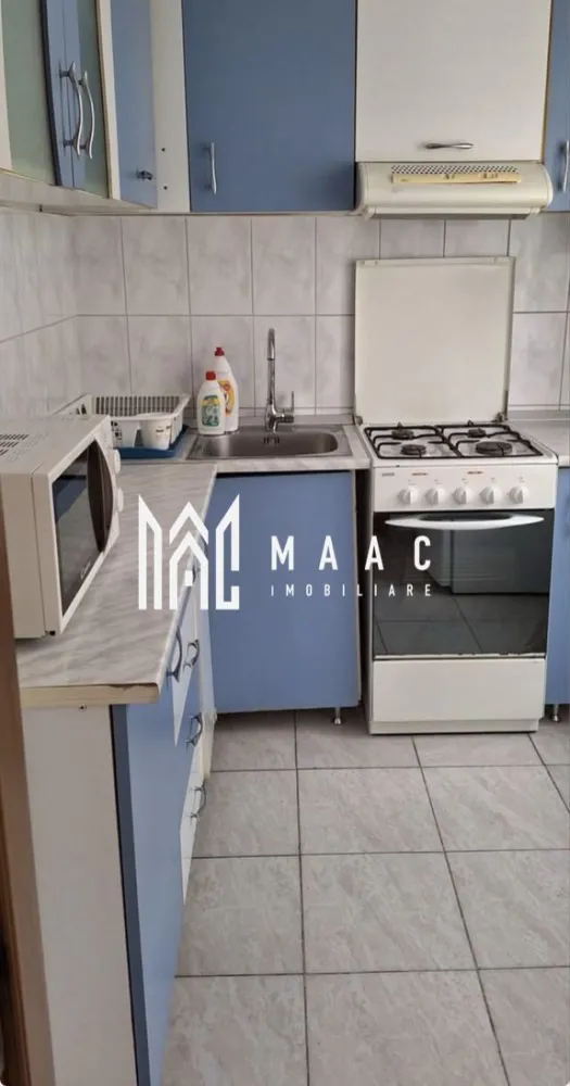 Garsoniera | Etaj 3 | 28 MPU | Pet-friendly | Bulevardului Vasile Milea - MAAC Imobiliare vă propune spre închiriere o garsonieră situată în zona Bulevardului Vasile Milea, într-o locație apreciată pentru accesul rapid către centrul orașului, facultăți, magazine și mijloace de transport în comun.

Locuința este amplasată la etajul 3 și are o suprafață utilă de 28 mp, fiind ideală pentru o persoană, un cuplu sau studenți.

Compartimentare
Hol de acces
Cameră spațioasă
Bucătărie separată
Baie
Balcon închis cu tâmplărie termopan
Dotări și beneficii
Centrală termică proprie
Contorizare separată pentru apă, gaz și energie electrică
Pat matrimonial 160x200 cm
Mașină de spălat rufe nouă
Combină frigorifică
Aragaz și cuptor pe gaz
Cuptor cu microunde
TV
Complet mobilată și utilată
Balcon închis
Avantaje locație
Zonă bine conectată la transportul public
Aproape de facultăți și instituții de învățământ
Magazine, farmacii și centre comerciale în apropiere
Acces rapid către centrul orașului și principalele puncte de interes din Sibiu
Condiții de închiriere
Chirie: 1.500 RON/lună (fără utilități)
Garanție: echivalentul unei chirii
Contract de închiriere înregistrat la ANAF
Perioadă minimă de închiriere: 1 an
Se închiriază unei persoane sau unui cuplu
Se acceptă studenți
Se acceptă animale de companie de talie mică

Pentru mai multe informații sau pentru a programa o vizionare, nu ezitați să ne contactați, specificand ID: CP3166657