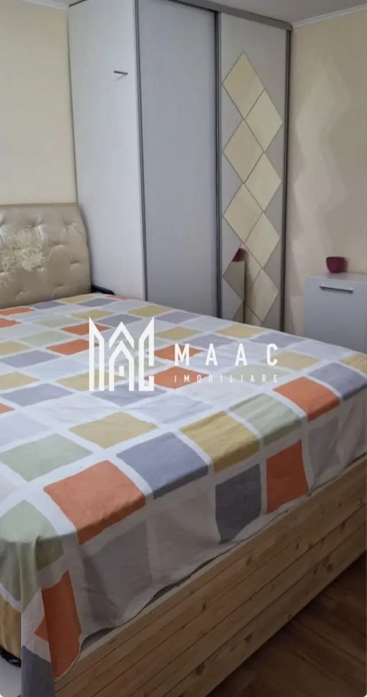 Garsoniera | Etaj 3 | 28 MPU | Pet-friendly | Bulevardului Vasile Milea - MAAC Imobiliare vă propune spre închiriere o garsonieră situată în zona Bulevardului Vasile Milea, într-o locație apreciată pentru accesul rapid către centrul orașului, facultăți, magazine și mijloace de transport în comun.

Locuința este amplasată la etajul 3 și are o suprafață utilă de 28 mp, fiind ideală pentru o persoană, un cuplu sau studenți.

Compartimentare
Hol de acces
Cameră spațioasă
Bucătărie separată
Baie
Balcon închis cu tâmplărie termopan
Dotări și beneficii
Centrală termică proprie
Contorizare separată pentru apă, gaz și energie electrică
Pat matrimonial 160x200 cm
Mașină de spălat rufe nouă
Combină frigorifică
Aragaz și cuptor pe gaz
Cuptor cu microunde
TV
Complet mobilată și utilată
Balcon închis
Avantaje locație
Zonă bine conectată la transportul public
Aproape de facultăți și instituții de învățământ
Magazine, farmacii și centre comerciale în apropiere
Acces rapid către centrul orașului și principalele puncte de interes din Sibiu
Condiții de închiriere
Chirie: 1.500 RON/lună (fără utilități)
Garanție: echivalentul unei chirii
Contract de închiriere înregistrat la ANAF
Perioadă minimă de închiriere: 1 an
Se închiriază unei persoane sau unui cuplu
Se acceptă studenți
Se acceptă animale de companie de talie mică

Pentru mai multe informații sau pentru a programa o vizionare, nu ezitați să ne contactați, specificand ID: CP3166657