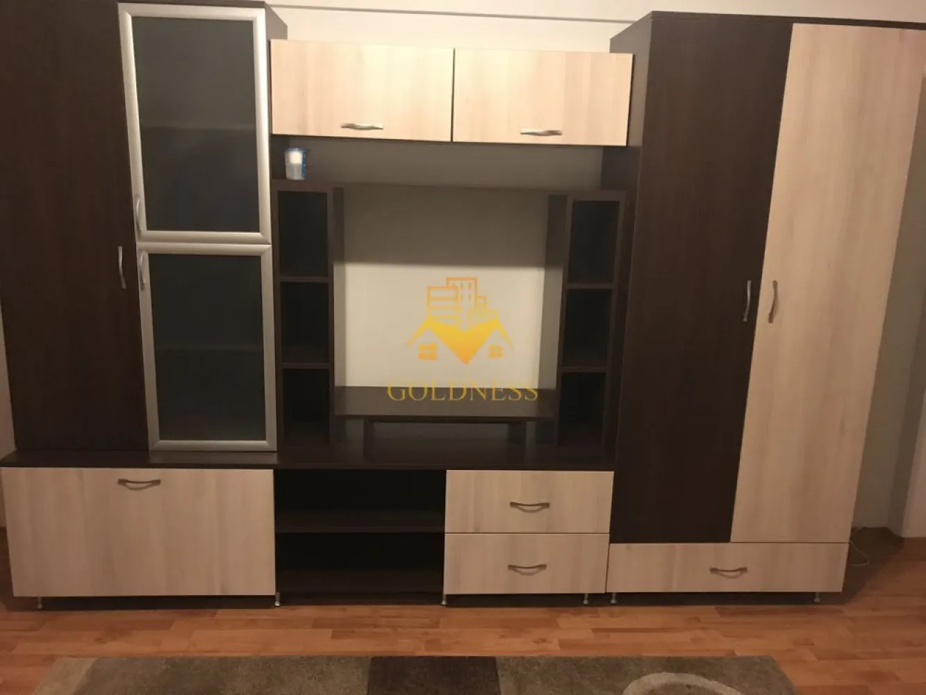 1 camera decomandată, Zorilor, Calea Turzii, Parcare, Centrala proprie - GOLDNESS Imobiliare vă propune spre închiriere un apartament cu 1 camere complet mobilat și utilat, la etajul 1 într-un imobil de 8 etaje, în Cartierul Zorilor.
Dispune de loc de parcare contra cost!
Se află în apropierea stațiilor de transport în comun, magazine, restaurante, spații verzi, farmacii, etc. 

Apartamentul este compartimentat astfel:
 - camera cu canapea extensibilă , dressing, noptiere
 - bucătărie complet utilată și mobilată, loc de servit masa 
 - baie cu cada, calorifer port prosop și dulap pentru depozitare.
 - balcon închis 3mp.

Imobilul este dotat cu toate cele necesare- centrală proprie, frigider, aragaz, hotă, mașină de spălat haine, etc. 

Dacă sunteți interesați de acest apartament și doriți să îl vizionați, dar și pentru alte oferte nu ezitați să ne contactați telefonic sau prin e-mail. Vă stăm la dispoziție!
Pentru intermediere se percepe un comision de 50% din prețul chiriei!