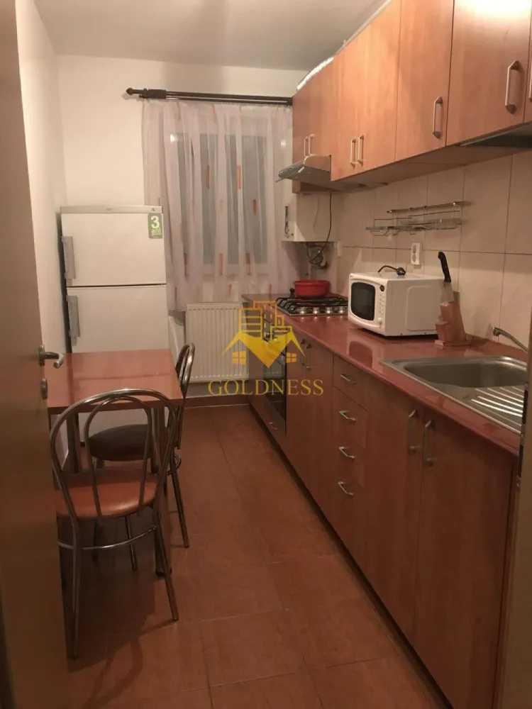 1 camera decomandată, Zorilor, Calea Turzii, Parcare, Centrala proprie - GOLDNESS Imobiliare vă propune spre închiriere un apartament cu 1 camere complet mobilat și utilat, la etajul 1 într-un imobil de 8 etaje, în Cartierul Zorilor.
Dispune de loc de parcare contra cost!
Se află în apropierea stațiilor de transport în comun, magazine, restaurante, spații verzi, farmacii, etc. 

Apartamentul este compartimentat astfel:
 - camera cu canapea extensibilă , dressing, noptiere
 - bucătărie complet utilată și mobilată, loc de servit masa 
 - baie cu cada, calorifer port prosop și dulap pentru depozitare.
 - balcon închis 3mp.

Imobilul este dotat cu toate cele necesare- centrală proprie, frigider, aragaz, hotă, mașină de spălat haine, etc. 

Dacă sunteți interesați de acest apartament și doriți să îl vizionați, dar și pentru alte oferte nu ezitați să ne contactați telefonic sau prin e-mail. Vă stăm la dispoziție!
Pentru intermediere se percepe un comision de 50% din prețul chiriei!