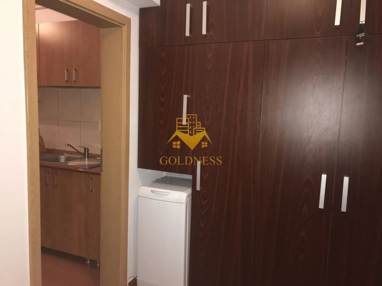 1 camera decomandată, Zorilor, Calea Turzii, Parcare, Centrala proprie - GOLDNESS Imobiliare vă propune spre închiriere un apartament cu 1 camere complet mobilat și utilat, la etajul 1 într-un imobil de 8 etaje, în Cartierul Zorilor.
Dispune de loc de parcare contra cost!
Se află în apropierea stațiilor de transport în comun, magazine, restaurante, spații verzi, farmacii, etc. 

Apartamentul este compartimentat astfel:
 - camera cu canapea extensibilă , dressing, noptiere
 - bucătărie complet utilată și mobilată, loc de servit masa 
 - baie cu cada, calorifer port prosop și dulap pentru depozitare.
 - balcon închis 3mp.

Imobilul este dotat cu toate cele necesare- centrală proprie, frigider, aragaz, hotă, mașină de spălat haine, etc. 

Dacă sunteți interesați de acest apartament și doriți să îl vizionați, dar și pentru alte oferte nu ezitați să ne contactați telefonic sau prin e-mail. Vă stăm la dispoziție!
Pentru intermediere se percepe un comision de 50% din prețul chiriei!