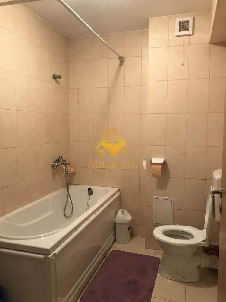 1 camera decomandată, Zorilor, Calea Turzii, Parcare, Centrala proprie - GOLDNESS Imobiliare vă propune spre închiriere un apartament cu 1 camere complet mobilat și utilat, la etajul 1 într-un imobil de 8 etaje, în Cartierul Zorilor.
Dispune de loc de parcare contra cost!
Se află în apropierea stațiilor de transport în comun, magazine, restaurante, spații verzi, farmacii, etc. 

Apartamentul este compartimentat astfel:
 - camera cu canapea extensibilă , dressing, noptiere
 - bucătărie complet utilată și mobilată, loc de servit masa 
 - baie cu cada, calorifer port prosop și dulap pentru depozitare.
 - balcon închis 3mp.

Imobilul este dotat cu toate cele necesare- centrală proprie, frigider, aragaz, hotă, mașină de spălat haine, etc. 

Dacă sunteți interesați de acest apartament și doriți să îl vizionați, dar și pentru alte oferte nu ezitați să ne contactați telefonic sau prin e-mail. Vă stăm la dispoziție!
Pentru intermediere se percepe un comision de 50% din prețul chiriei!