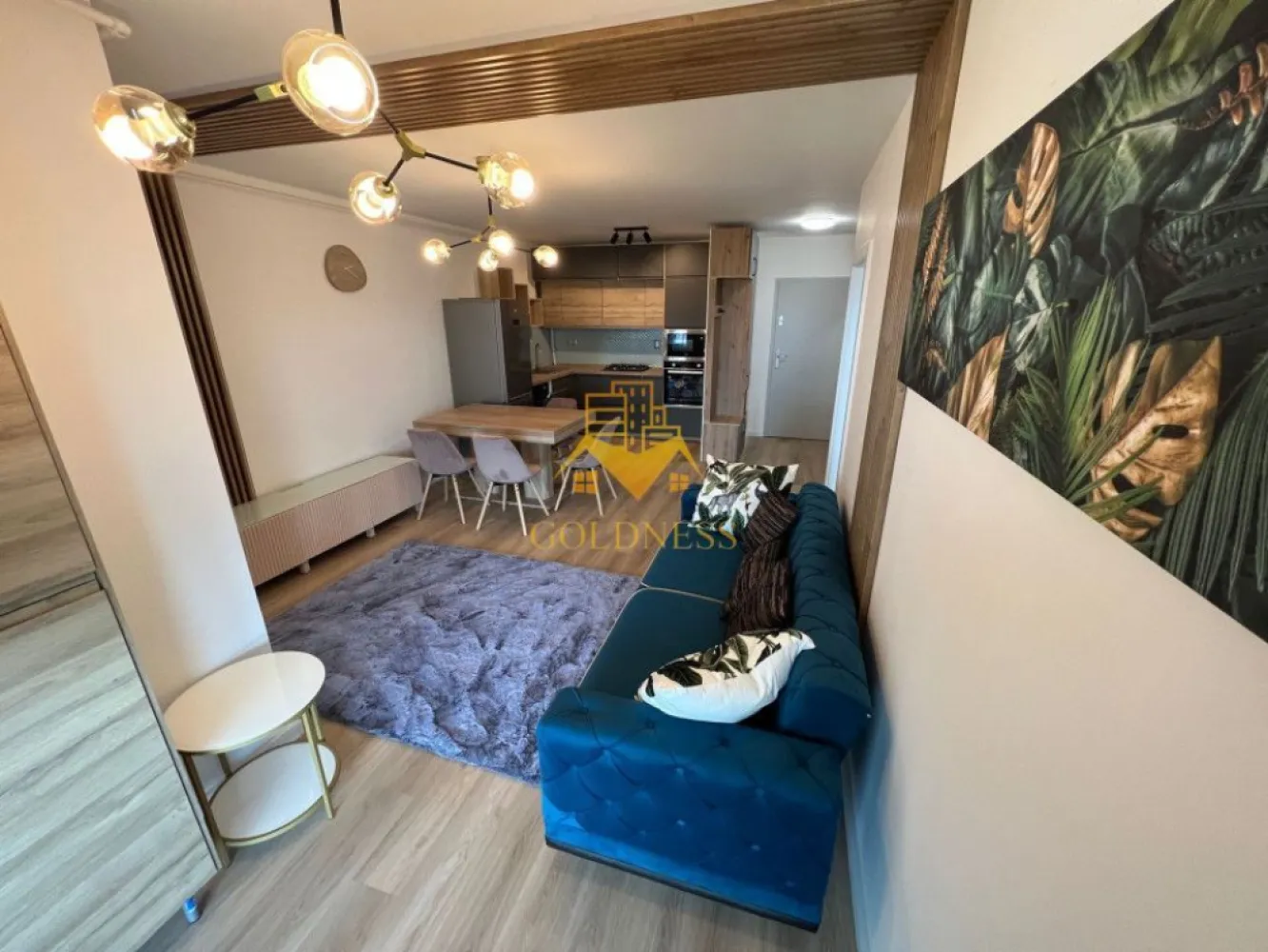 3 camere, modern, totul nou, parcare, Zorilor, zona Frunzisului, Lidl - GOLDNESS Imobiliare vă propune spre închiriere un apartament cu 3 camere complet mobilat și utilat, la etajul 14 într-un imobil de 15 etaje, în cartierul Zorilor. Apartamentul este compartimentat astfel:
 - dormitor cu pat matrimonial, dressing, noptiere
 - al 2 lea dormitor se mobileaza la cerere
 - living cu bucatarie open-space complet utilată, canapea extensibla, loc de servit masa 
 - baie cu cabina de dus, calorifer port prosop inox și dulap pentru depozitare.
 - terasa de 8mp.

Imobilul este dotat cu toate cele necesare- centrală proprie, mașină de spălat haine, frigider, plită electrică, hotă, TV, etc. 
Se află în apropierea stațiilor de transport în comun, magazine, restaurante, spații verzi, farmacii, etc. 
Parcare subterana 50E

Dacă sunteți interesați de acest apartament și doriți să îl vizionați, dar și pentru alte oferte sau detalii nu ezitați să ne contactați telefonic sau prin e-mail - goldnessimobiliare@gmail.com. Vă stăm la dispoziție!
Pentru intermediere se percepe un comision de 50% din prețul chiriei!