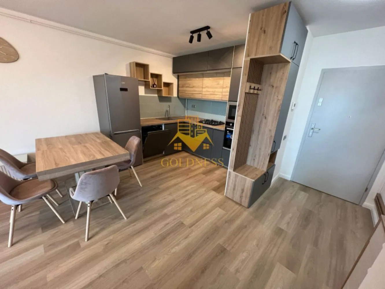 3 camere, modern, totul nou, parcare, Zorilor, zona Frunzisului, Lidl - GOLDNESS Imobiliare vă propune spre închiriere un apartament cu 3 camere complet mobilat și utilat, la etajul 14 într-un imobil de 15 etaje, în cartierul Zorilor. Apartamentul este compartimentat astfel:
 - dormitor cu pat matrimonial, dressing, noptiere
 - al 2 lea dormitor se mobileaza la cerere
 - living cu bucatarie open-space complet utilată, canapea extensibla, loc de servit masa 
 - baie cu cabina de dus, calorifer port prosop inox și dulap pentru depozitare.
 - terasa de 8mp.

Imobilul este dotat cu toate cele necesare- centrală proprie, mașină de spălat haine, frigider, plită electrică, hotă, TV, etc. 
Se află în apropierea stațiilor de transport în comun, magazine, restaurante, spații verzi, farmacii, etc. 
Parcare subterana 50E

Dacă sunteți interesați de acest apartament și doriți să îl vizionați, dar și pentru alte oferte sau detalii nu ezitați să ne contactați telefonic sau prin e-mail - goldnessimobiliare@gmail.com. Vă stăm la dispoziție!
Pentru intermediere se percepe un comision de 50% din prețul chiriei!