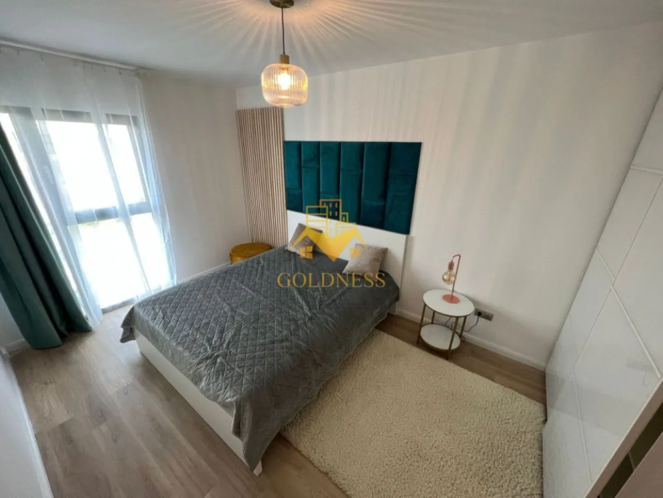 3 camere, modern, totul nou, parcare, Zorilor, zona Frunzisului, Lidl - GOLDNESS Imobiliare vă propune spre închiriere un apartament cu 3 camere complet mobilat și utilat, la etajul 14 într-un imobil de 15 etaje, în cartierul Zorilor. Apartamentul este compartimentat astfel:
 - dormitor cu pat matrimonial, dressing, noptiere
 - al 2 lea dormitor se mobileaza la cerere
 - living cu bucatarie open-space complet utilată, canapea extensibla, loc de servit masa 
 - baie cu cabina de dus, calorifer port prosop inox și dulap pentru depozitare.
 - terasa de 8mp.

Imobilul este dotat cu toate cele necesare- centrală proprie, mașină de spălat haine, frigider, plită electrică, hotă, TV, etc. 
Se află în apropierea stațiilor de transport în comun, magazine, restaurante, spații verzi, farmacii, etc. 
Parcare subterana 50E

Dacă sunteți interesați de acest apartament și doriți să îl vizionați, dar și pentru alte oferte sau detalii nu ezitați să ne contactați telefonic sau prin e-mail - goldnessimobiliare@gmail.com. Vă stăm la dispoziție!
Pentru intermediere se percepe un comision de 50% din prețul chiriei!