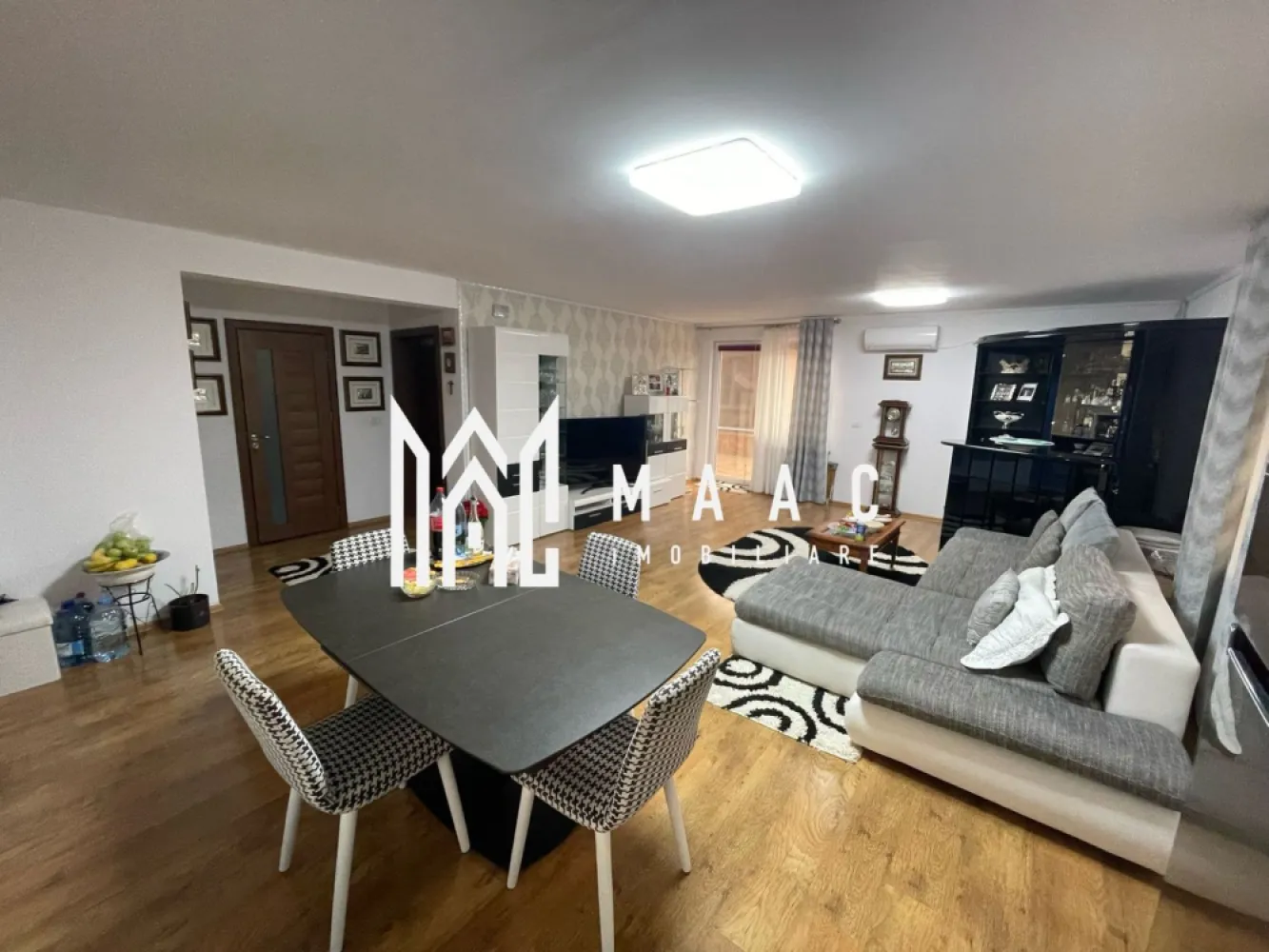 Casă 3 camere de închiriat I Șura Mare I Curte 500 mp I Garaj - MAAC Imobiliare vă propune spre închiriere o casă individuală modernă, situată în Șura Mare, într-o zonă liniștită și apreciată, cu o priveliște spectaculoasă asupra împrejurimilor. Proprietatea este ideală pentru familiile care își doresc confort, intimitate și acces rapid către Sibiu.

Detalii proprietate:
Suprafață utilă: 100 mp
Suprafață construită: 147 mp
Suprafață teren: 500 mp
Curte liberă: 353 mp
Regim de înălțime: Demisol + Parter + Pod pregătit pentru mansardare
Construcție realizată în 2017, renovată în 2022
Compartimentare:

Demisol:
Garaj cu telecomandă pentru 2 autoturisme;
Cameră tehnică;
Spațiu de depozitare.

Parter:
Hol de acces;
Living luminos;
Bucătărie;
Două dormitoare;
Baie;
Terasă cu zonă de relaxare.

Dotări și facilități:
Centrală pe lemne/peleți și centrală electrică;
Încălzire prin pardoseală și calorifere;
Aer condiționat;
Panouri solare pentru apă caldă;
Sistem de alarmă și camere de supraveghere;
Acces din două străzi;
Curte amenajată cu locuri de parcare și zonă de joacă pentru copii;
Spații de depozitare;
Terasă ideală pentru petrecerea timpului liber;
Proprietatea se închiriază semi-mobilată și utilată.
Finisaje:
Ușă de intrare PVC;
Uși interioare celulare;
Tâmplărie PVC cu geam termopan;
Pardoseli din parchet și gresie;
Pereți finisați cu vopsea lavabilă și faianță.

Avantaje ale locației:
Situată în Șura Mare, la doar câteva minute de Sibiu, proprietatea oferă liniștea unei zone rezidențiale și o priveliște deosebită, fiind alegerea ideală pentru cei care caută o casă de închiriat aproape de Sibiu, cu curte proprie, garaj dublu și multiple facilități moderne.

Pentru mai multe detalii specificati ca ati vazut anuntul cu ID: CP3167376