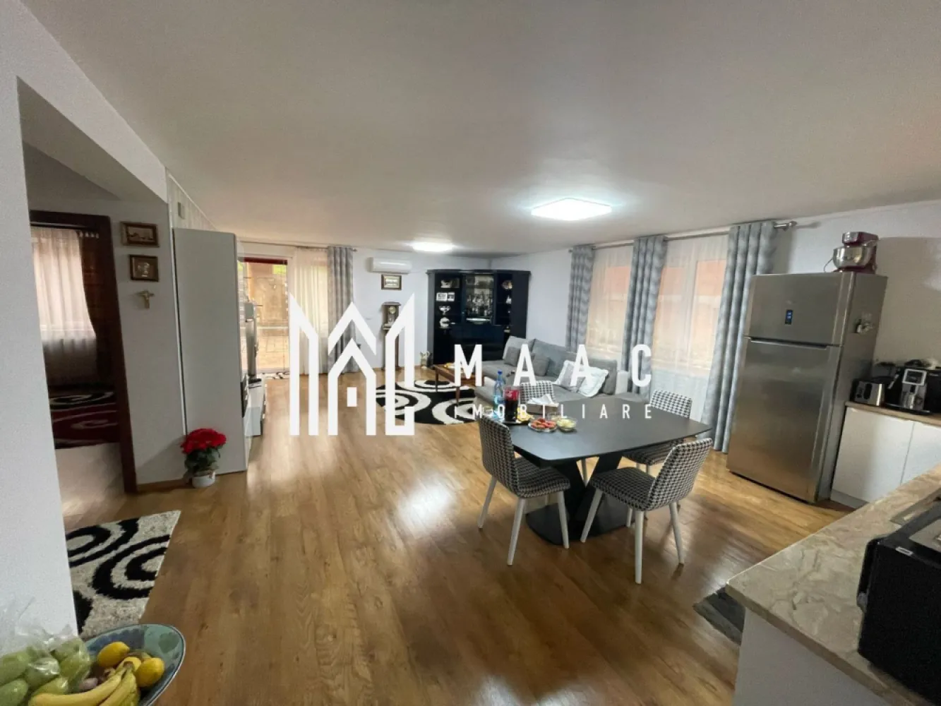 Casă 3 camere de închiriat I Șura Mare I Curte 500 mp I Garaj - MAAC Imobiliare vă propune spre închiriere o casă individuală modernă, situată în Șura Mare, într-o zonă liniștită și apreciată, cu o priveliște spectaculoasă asupra împrejurimilor. Proprietatea este ideală pentru familiile care își doresc confort, intimitate și acces rapid către Sibiu.

Detalii proprietate:
Suprafață utilă: 100 mp
Suprafață construită: 147 mp
Suprafață teren: 500 mp
Curte liberă: 353 mp
Regim de înălțime: Demisol + Parter + Pod pregătit pentru mansardare
Construcție realizată în 2017, renovată în 2022
Compartimentare:

Demisol:
Garaj cu telecomandă pentru 2 autoturisme;
Cameră tehnică;
Spațiu de depozitare.

Parter:
Hol de acces;
Living luminos;
Bucătărie;
Două dormitoare;
Baie;
Terasă cu zonă de relaxare.

Dotări și facilități:
Centrală pe lemne/peleți și centrală electrică;
Încălzire prin pardoseală și calorifere;
Aer condiționat;
Panouri solare pentru apă caldă;
Sistem de alarmă și camere de supraveghere;
Acces din două străzi;
Curte amenajată cu locuri de parcare și zonă de joacă pentru copii;
Spații de depozitare;
Terasă ideală pentru petrecerea timpului liber;
Proprietatea se închiriază semi-mobilată și utilată.
Finisaje:
Ușă de intrare PVC;
Uși interioare celulare;
Tâmplărie PVC cu geam termopan;
Pardoseli din parchet și gresie;
Pereți finisați cu vopsea lavabilă și faianță.

Avantaje ale locației:
Situată în Șura Mare, la doar câteva minute de Sibiu, proprietatea oferă liniștea unei zone rezidențiale și o priveliște deosebită, fiind alegerea ideală pentru cei care caută o casă de închiriat aproape de Sibiu, cu curte proprie, garaj dublu și multiple facilități moderne.

Pentru mai multe detalii specificati ca ati vazut anuntul cu ID: CP3167376