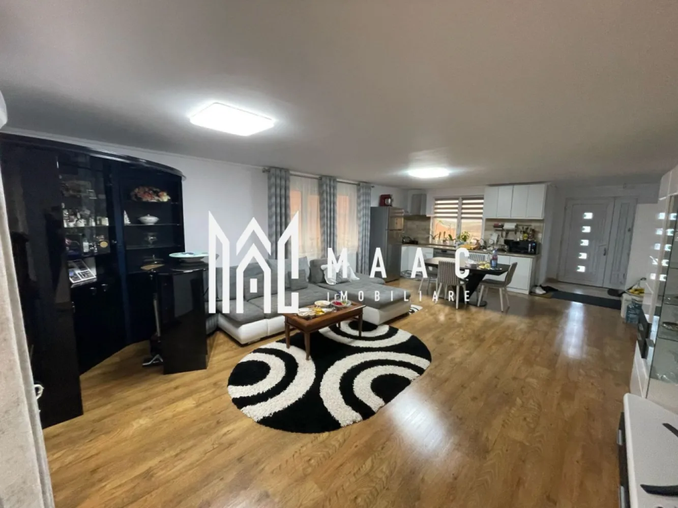 Casă 3 camere de închiriat I Șura Mare I Curte 500 mp I Garaj - MAAC Imobiliare vă propune spre închiriere o casă individuală modernă, situată în Șura Mare, într-o zonă liniștită și apreciată, cu o priveliște spectaculoasă asupra împrejurimilor. Proprietatea este ideală pentru familiile care își doresc confort, intimitate și acces rapid către Sibiu.

Detalii proprietate:
Suprafață utilă: 100 mp
Suprafață construită: 147 mp
Suprafață teren: 500 mp
Curte liberă: 353 mp
Regim de înălțime: Demisol + Parter + Pod pregătit pentru mansardare
Construcție realizată în 2017, renovată în 2022
Compartimentare:

Demisol:
Garaj cu telecomandă pentru 2 autoturisme;
Cameră tehnică;
Spațiu de depozitare.

Parter:
Hol de acces;
Living luminos;
Bucătărie;
Două dormitoare;
Baie;
Terasă cu zonă de relaxare.

Dotări și facilități:
Centrală pe lemne/peleți și centrală electrică;
Încălzire prin pardoseală și calorifere;
Aer condiționat;
Panouri solare pentru apă caldă;
Sistem de alarmă și camere de supraveghere;
Acces din două străzi;
Curte amenajată cu locuri de parcare și zonă de joacă pentru copii;
Spații de depozitare;
Terasă ideală pentru petrecerea timpului liber;
Proprietatea se închiriază semi-mobilată și utilată.
Finisaje:
Ușă de intrare PVC;
Uși interioare celulare;
Tâmplărie PVC cu geam termopan;
Pardoseli din parchet și gresie;
Pereți finisați cu vopsea lavabilă și faianță.

Avantaje ale locației:
Situată în Șura Mare, la doar câteva minute de Sibiu, proprietatea oferă liniștea unei zone rezidențiale și o priveliște deosebită, fiind alegerea ideală pentru cei care caută o casă de închiriat aproape de Sibiu, cu curte proprie, garaj dublu și multiple facilități moderne.

Pentru mai multe detalii specificati ca ati vazut anuntul cu ID: CP3167376