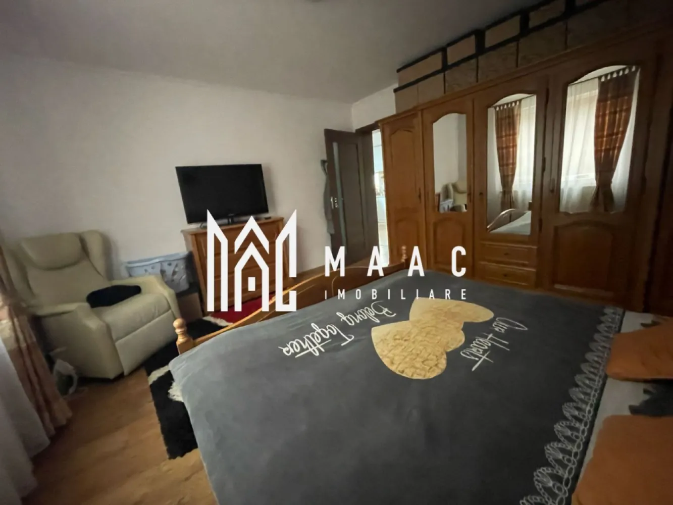Casă 3 camere de închiriat I Șura Mare I Curte 500 mp I Garaj - MAAC Imobiliare vă propune spre închiriere o casă individuală modernă, situată în Șura Mare, într-o zonă liniștită și apreciată, cu o priveliște spectaculoasă asupra împrejurimilor. Proprietatea este ideală pentru familiile care își doresc confort, intimitate și acces rapid către Sibiu.

Detalii proprietate:
Suprafață utilă: 100 mp
Suprafață construită: 147 mp
Suprafață teren: 500 mp
Curte liberă: 353 mp
Regim de înălțime: Demisol + Parter + Pod pregătit pentru mansardare
Construcție realizată în 2017, renovată în 2022
Compartimentare:

Demisol:
Garaj cu telecomandă pentru 2 autoturisme;
Cameră tehnică;
Spațiu de depozitare.

Parter:
Hol de acces;
Living luminos;
Bucătărie;
Două dormitoare;
Baie;
Terasă cu zonă de relaxare.

Dotări și facilități:
Centrală pe lemne/peleți și centrală electrică;
Încălzire prin pardoseală și calorifere;
Aer condiționat;
Panouri solare pentru apă caldă;
Sistem de alarmă și camere de supraveghere;
Acces din două străzi;
Curte amenajată cu locuri de parcare și zonă de joacă pentru copii;
Spații de depozitare;
Terasă ideală pentru petrecerea timpului liber;
Proprietatea se închiriază semi-mobilată și utilată.
Finisaje:
Ușă de intrare PVC;
Uși interioare celulare;
Tâmplărie PVC cu geam termopan;
Pardoseli din parchet și gresie;
Pereți finisați cu vopsea lavabilă și faianță.

Avantaje ale locației:
Situată în Șura Mare, la doar câteva minute de Sibiu, proprietatea oferă liniștea unei zone rezidențiale și o priveliște deosebită, fiind alegerea ideală pentru cei care caută o casă de închiriat aproape de Sibiu, cu curte proprie, garaj dublu și multiple facilități moderne.

Pentru mai multe detalii specificati ca ati vazut anuntul cu ID: CP3167376