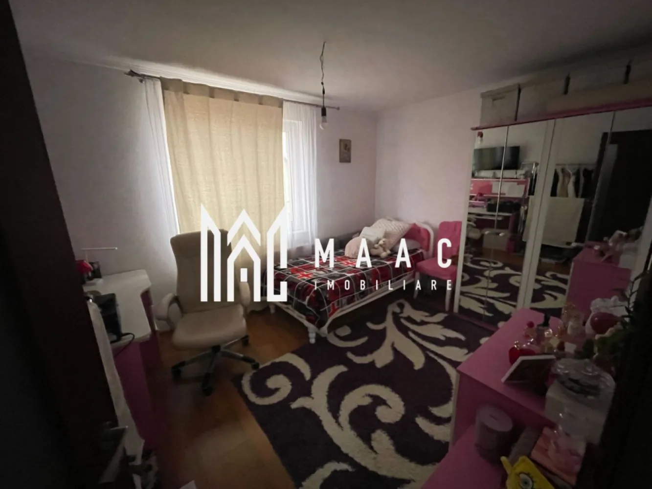 Casă 3 camere de închiriat I Șura Mare I Curte 500 mp I Garaj - MAAC Imobiliare vă propune spre închiriere o casă individuală modernă, situată în Șura Mare, într-o zonă liniștită și apreciată, cu o priveliște spectaculoasă asupra împrejurimilor. Proprietatea este ideală pentru familiile care își doresc confort, intimitate și acces rapid către Sibiu.

Detalii proprietate:
Suprafață utilă: 100 mp
Suprafață construită: 147 mp
Suprafață teren: 500 mp
Curte liberă: 353 mp
Regim de înălțime: Demisol + Parter + Pod pregătit pentru mansardare
Construcție realizată în 2017, renovată în 2022
Compartimentare:

Demisol:
Garaj cu telecomandă pentru 2 autoturisme;
Cameră tehnică;
Spațiu de depozitare.

Parter:
Hol de acces;
Living luminos;
Bucătărie;
Două dormitoare;
Baie;
Terasă cu zonă de relaxare.

Dotări și facilități:
Centrală pe lemne/peleți și centrală electrică;
Încălzire prin pardoseală și calorifere;
Aer condiționat;
Panouri solare pentru apă caldă;
Sistem de alarmă și camere de supraveghere;
Acces din două străzi;
Curte amenajată cu locuri de parcare și zonă de joacă pentru copii;
Spații de depozitare;
Terasă ideală pentru petrecerea timpului liber;
Proprietatea se închiriază semi-mobilată și utilată.
Finisaje:
Ușă de intrare PVC;
Uși interioare celulare;
Tâmplărie PVC cu geam termopan;
Pardoseli din parchet și gresie;
Pereți finisați cu vopsea lavabilă și faianță.

Avantaje ale locației:
Situată în Șura Mare, la doar câteva minute de Sibiu, proprietatea oferă liniștea unei zone rezidențiale și o priveliște deosebită, fiind alegerea ideală pentru cei care caută o casă de închiriat aproape de Sibiu, cu curte proprie, garaj dublu și multiple facilități moderne.

Pentru mai multe detalii specificati ca ati vazut anuntul cu ID: CP3167376