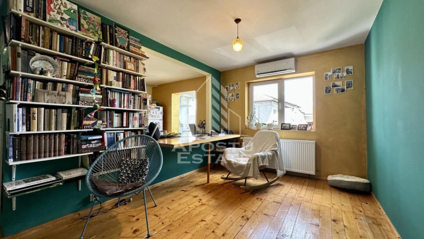 Apartament de vanzare cu 3 camere, 2 bai si o boxa, zona Torontalului - APOSTU ESTATE va propune spre vanzare un apartament modern cu 3 camere, situat la etajul 3 din 4 al unui imobil bine intretinut din zona Torontalului, una dintre cele mai apreciate zone rezidentiale ale orasului, cu acces facil catre centre comerciale, scoli, mijloace de transport in comun si alte puncte de interes.

Apartamentul dispune de o suprafata utila de 65 mp, la care se adauga un balcon, fiind compartimentat eficient pentru a oferi confort si functionalitate.

Compartimentare:
hol de acces;
bucatarie deschisa cu loc de luat masa si living;
doua dormitoare;
baie cu cabina de dus;
balcon.

Confortul termic este asigurat prin intermediul centralei termice proprii si al aparatului de aer conditionat, oferind un ambient placut pe tot parcursul anului.
Apartamentul se vinde complet mobilat si utilat, fiind pregatit pentru mutare imediata, fara investitii suplimentare.
Datorita amplasarii excelente si compartimentarii practice, proprietatea reprezinta o alegere ideala atat pentru locuit, cat si pentru investitie.
Pentru mai multe informatii sau pentru programarea unei vizionari, va stam cu drag la dispozitie!