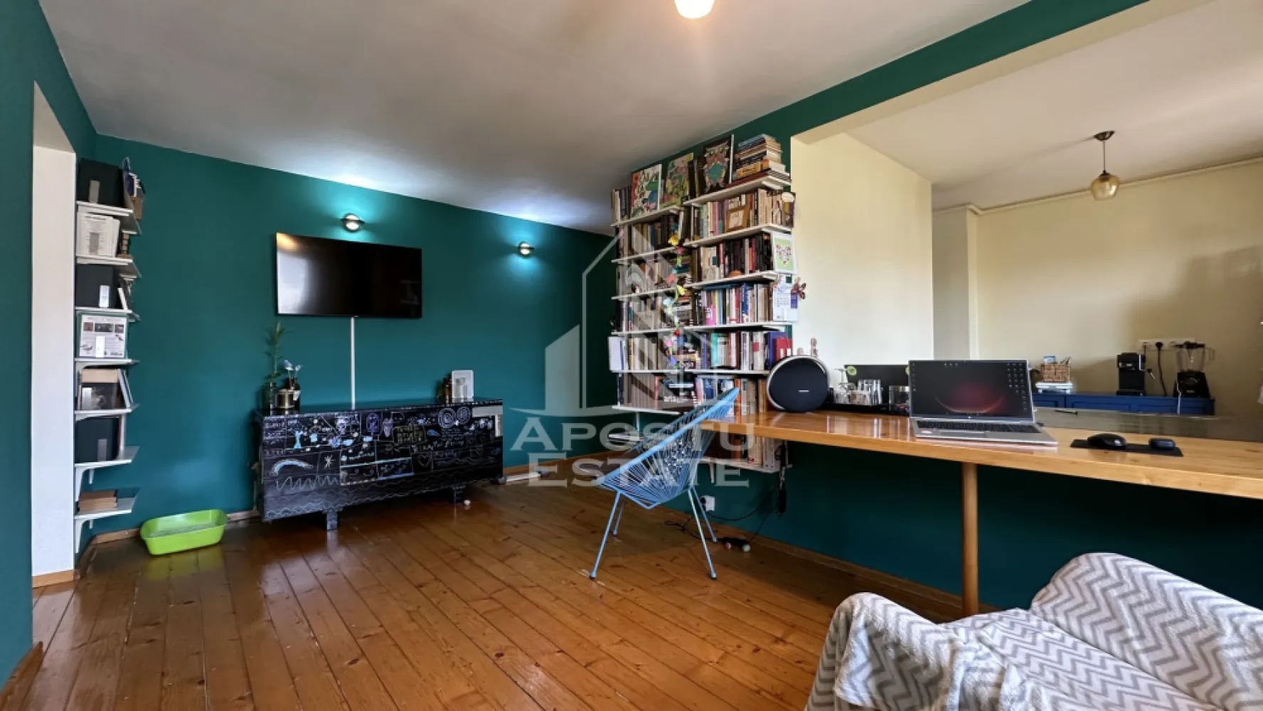 Apartament de vanzare cu 3 camere, 2 bai si o boxa, zona Torontalului - APOSTU ESTATE va propune spre vanzare un apartament modern cu 3 camere, situat la etajul 3 din 4 al unui imobil bine intretinut din zona Torontalului, una dintre cele mai apreciate zone rezidentiale ale orasului, cu acces facil catre centre comerciale, scoli, mijloace de transport in comun si alte puncte de interes.

Apartamentul dispune de o suprafata utila de 65 mp, la care se adauga un balcon, fiind compartimentat eficient pentru a oferi confort si functionalitate.

Compartimentare:
hol de acces;
bucatarie deschisa cu loc de luat masa si living;
doua dormitoare;
baie cu cabina de dus;
balcon.

Confortul termic este asigurat prin intermediul centralei termice proprii si al aparatului de aer conditionat, oferind un ambient placut pe tot parcursul anului.
Apartamentul se vinde complet mobilat si utilat, fiind pregatit pentru mutare imediata, fara investitii suplimentare.
Datorita amplasarii excelente si compartimentarii practice, proprietatea reprezinta o alegere ideala atat pentru locuit, cat si pentru investitie.
Pentru mai multe informatii sau pentru programarea unei vizionari, va stam cu drag la dispozitie!