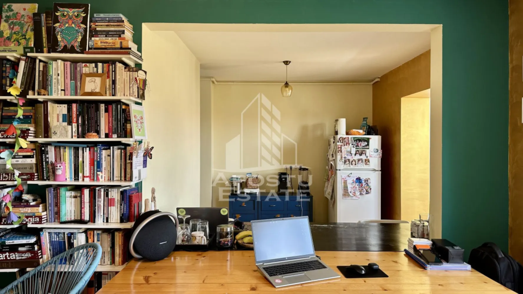 Apartament de vanzare cu 3 camere, 2 bai si o boxa, zona Torontalului - APOSTU ESTATE va propune spre vanzare un apartament modern cu 3 camere, situat la etajul 3 din 4 al unui imobil bine intretinut din zona Torontalului, una dintre cele mai apreciate zone rezidentiale ale orasului, cu acces facil catre centre comerciale, scoli, mijloace de transport in comun si alte puncte de interes.

Apartamentul dispune de o suprafata utila de 65 mp, la care se adauga un balcon, fiind compartimentat eficient pentru a oferi confort si functionalitate.

Compartimentare:
hol de acces;
bucatarie deschisa cu loc de luat masa si living;
doua dormitoare;
baie cu cabina de dus;
balcon.

Confortul termic este asigurat prin intermediul centralei termice proprii si al aparatului de aer conditionat, oferind un ambient placut pe tot parcursul anului.
Apartamentul se vinde complet mobilat si utilat, fiind pregatit pentru mutare imediata, fara investitii suplimentare.
Datorita amplasarii excelente si compartimentarii practice, proprietatea reprezinta o alegere ideala atat pentru locuit, cat si pentru investitie.
Pentru mai multe informatii sau pentru programarea unei vizionari, va stam cu drag la dispozitie!
