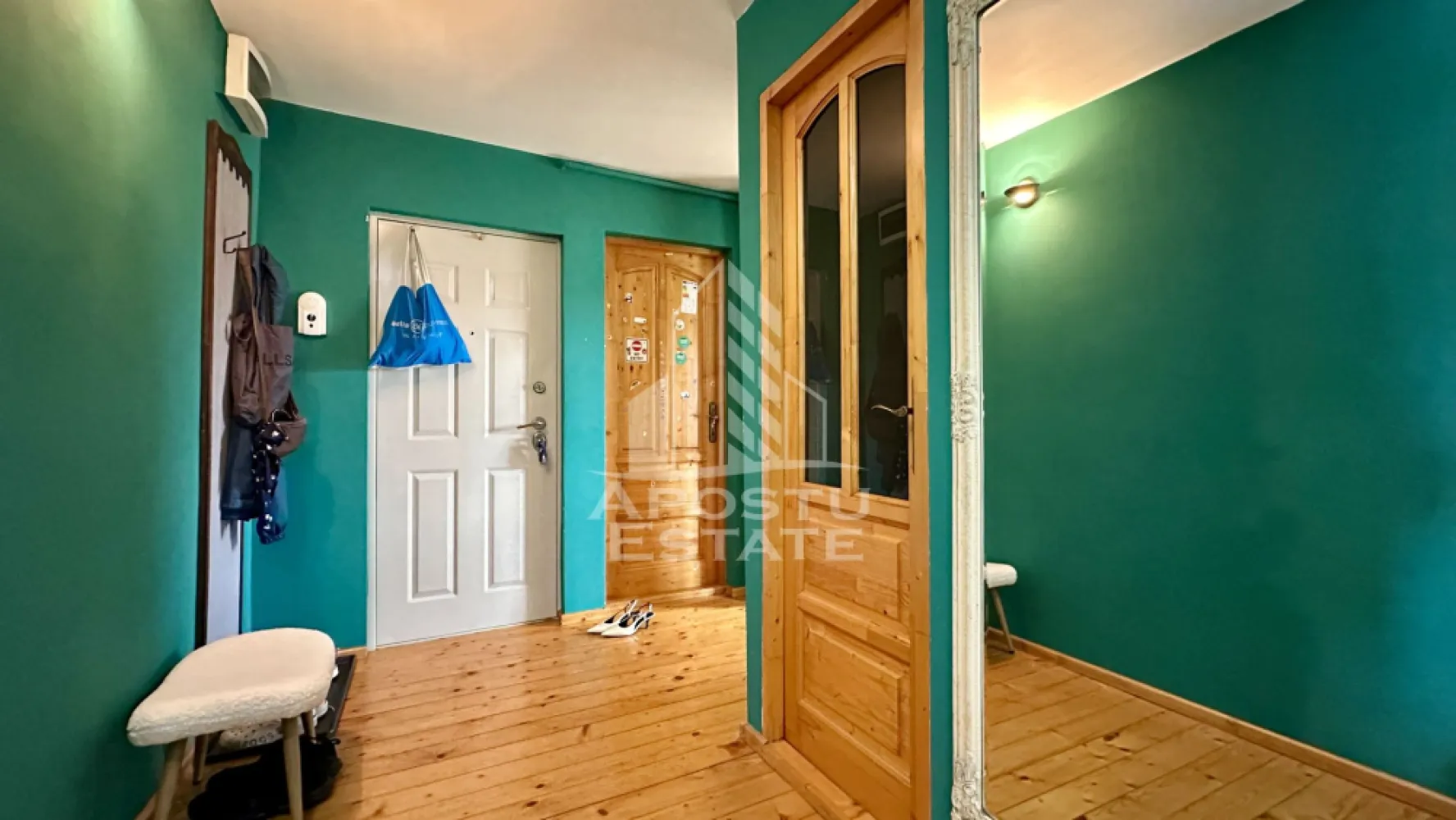 Apartament de vanzare cu 3 camere, 2 bai si o boxa, zona Torontalului