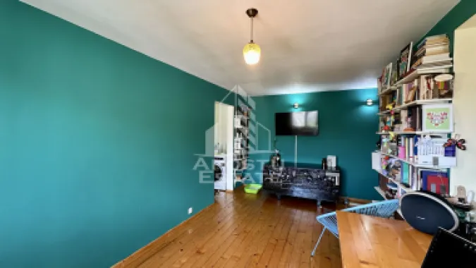 Apartament de vanzare cu 3 camere, 2 bai si o boxa, zona Torontalului