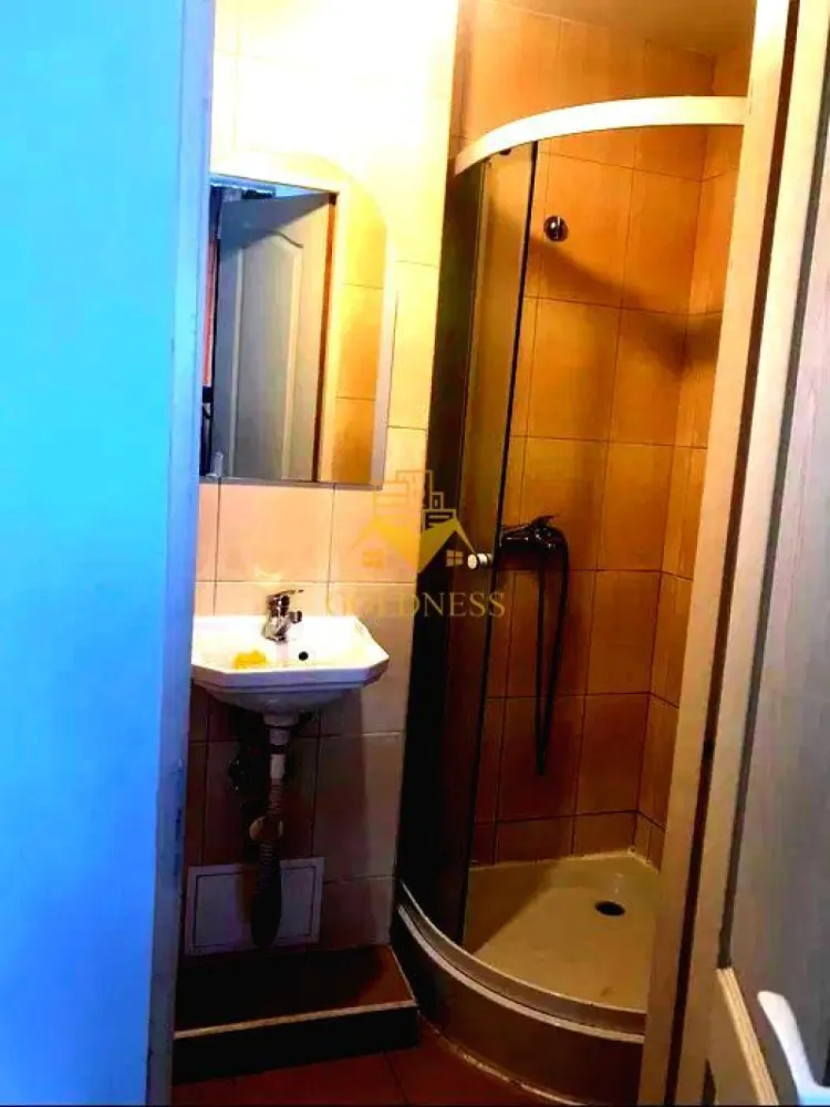 garsoniera, Gheorgheni, zona FSEGA, Iulius Mall - GOLDNESS Imobiliare vă propune spre închiriere o garsoniera camere complet mobilata și utilata, la Parter inalt într-un imobil de 4 etaje, în cartierul Gheorgheni.
Posibilitate de parcare la liber, in zona !
Se află în apropierea stațiilor de transport în comun, magazine, restaurante, spații verzi, farmacii, etc. 

Garsoniera este compartimentat astfel:
 - o camera cu canapea extensibila, spatiu pentru depozitare, comoda TV, TV, loc de luat masa
 - bucatarie complet mobilata, utilata
 - baie cu cabina de dus, spatiu pentru depozitare
Imobilul este dotat cu toate cele necesare- centrală pe bloc, mașină de spălat haine, frigider, aragaz, hotă, etc. 

Dacă sunteți interesați de acest apartament și doriți să îl vizionați, dar și pentru alte oferte nu ezitați să ne contactați telefonic sau prin e-mail. Vă stăm la dispoziție!

Pentru intermediere se percepe un comision de 50% din prețul chiriei!