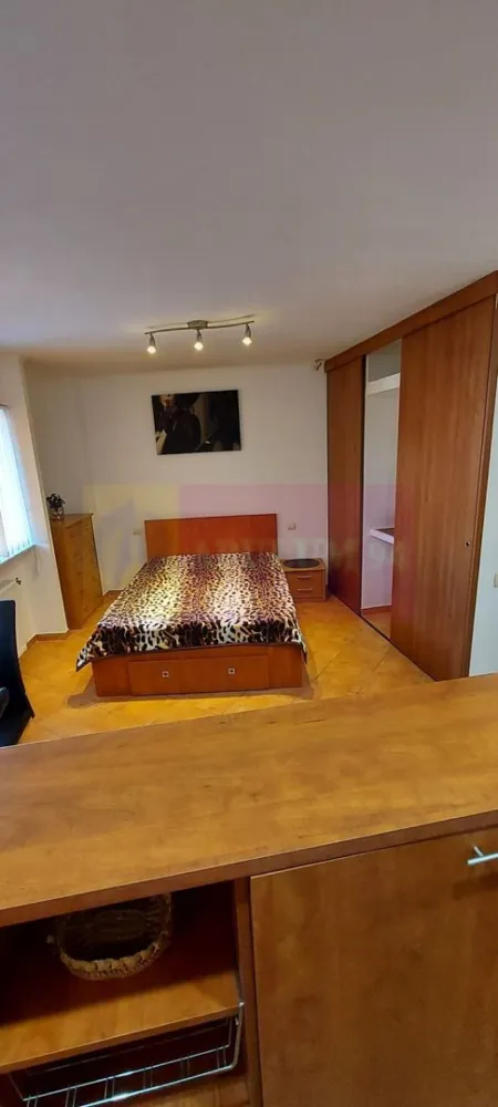 Garsoniera Rahova- Barca. - Compania imobiliara Apulum 94 va propune o garsoniera situata in Cartierul Rahova, pe strada Barca. Imobilul este mixt, construit in 1984 si este reabilitat termica. 
Garsoniera este la etajul 7/8. Are o suprafata utila de 25 mp la care se adauga balconul. 
Este modificata in interior cu bucataria open space cu camera. 
Este renovata in interior, cu instalatii schimbate, gresie, faianta, termopan , contoare radio la apa, repartitoare. 
Garsoniera este libera si se poate preda imediat. 
Zona este usorb accesibila, apropiata de mijloacele de tansport, gradinita, scoala, piata, hypermarket. 
Pentru vizionare si mai multe detalii nu ezitati sa ma contactati pe nr 0733683446- Laura Ionescu.