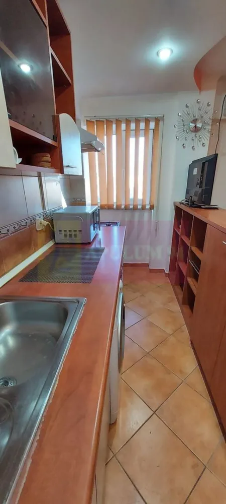 Garsoniera Rahova- Barca. - Compania imobiliara Apulum 94 va propune o garsoniera situata in Cartierul Rahova, pe strada Barca. Imobilul este mixt, construit in 1984 si este reabilitat termica. 
Garsoniera este la etajul 7/8. Are o suprafata utila de 25 mp la care se adauga balconul. 
Este modificata in interior cu bucataria open space cu camera. 
Este renovata in interior, cu instalatii schimbate, gresie, faianta, termopan , contoare radio la apa, repartitoare. 
Garsoniera este libera si se poate preda imediat. 
Zona este usorb accesibila, apropiata de mijloacele de tansport, gradinita, scoala, piata, hypermarket. 
Pentru vizionare si mai multe detalii nu ezitati sa ma contactati pe nr 0733683446- Laura Ionescu.