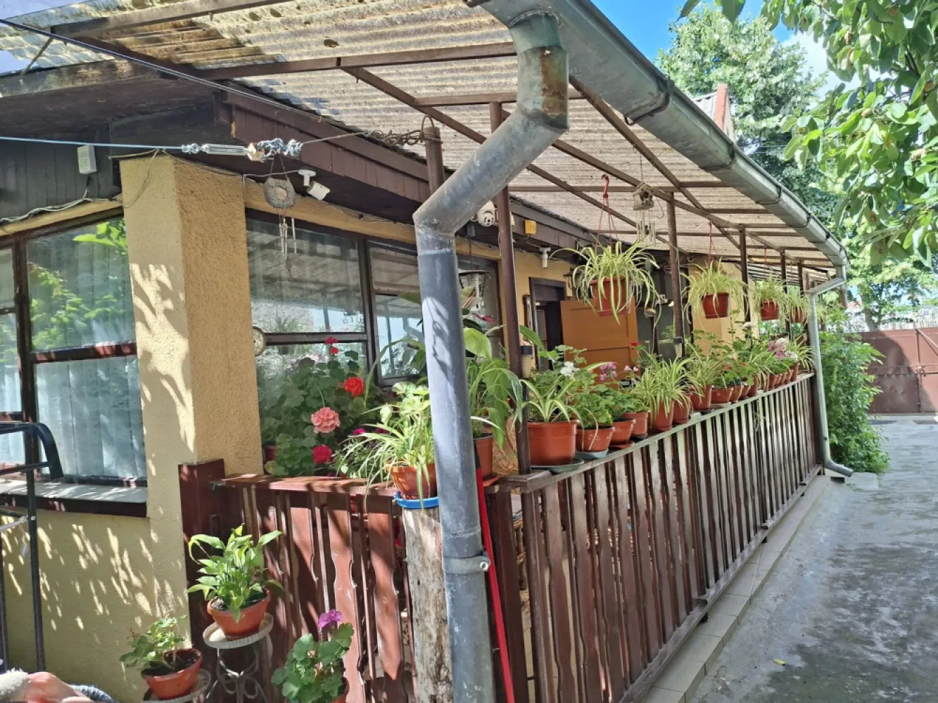 BRASADAS vinde casa individuala 4 cam 4.1 ari Semicentral. - Agenția imobiliara BRASADAS vinde casa individuala cu 4 camere tip PARTER in zona Semicentrala. Acces auto, garaj in curte, terasa, curte si gradina cu vegetație deosebita, 410 mp. teren aferent.
Www.brasadas.com.
