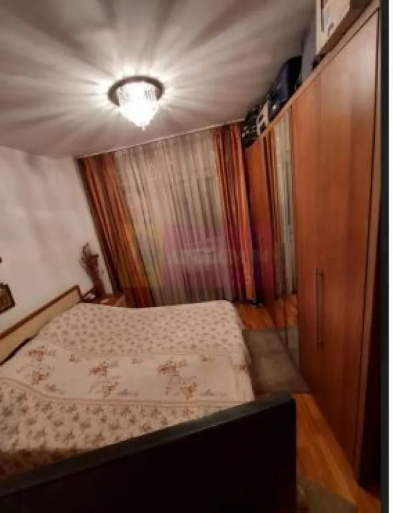 Apartament 3 camere Mihail Sebastian- Razoare. - Compania imobiliara Apulum 94 va propune un apartament de 3 camere situat pe Mihail Sebastian- stradal, partea spre Razoare. 
Imobilul este reabilitat termic. Apartamentul are vedere stradala. 
Este semidecomandat, are o suprafata utila de 68 mp la care se adauga un balcon de 6 mp. 
Interiorul este curat, intretinut, avand termopan, gresie, faianta, parchet, instalatii schimbate. 
Apartamentul este contorizat separat la gaze, avand aprobare si proiect pentru montarea de centrala termica. 
Pentru vizionare si mai multe detalii nu ezitati sa ma contactati pe nr 0733683446- Laura Ionescu.