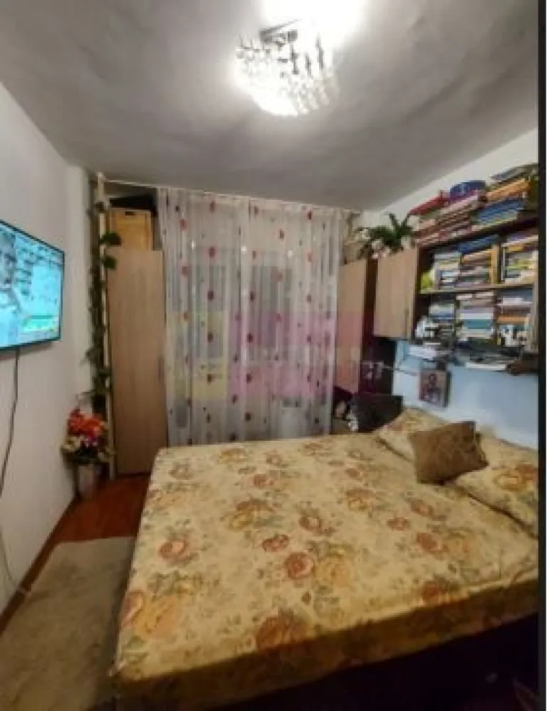 Apartament 3 camere Mihail Sebastian- Razoare. - Compania imobiliara Apulum 94 va propune un apartament de 3 camere situat pe Mihail Sebastian- stradal, partea spre Razoare. 
Imobilul este reabilitat termic. Apartamentul are vedere stradala. 
Este semidecomandat, are o suprafata utila de 68 mp la care se adauga un balcon de 6 mp. 
Interiorul este curat, intretinut, avand termopan, gresie, faianta, parchet, instalatii schimbate. 
Apartamentul este contorizat separat la gaze, avand aprobare si proiect pentru montarea de centrala termica. 
Pentru vizionare si mai multe detalii nu ezitati sa ma contactati pe nr 0733683446- Laura Ionescu.