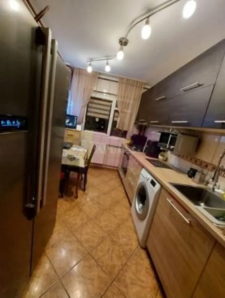 Apartament 3 camere Mihail Sebastian- Razoare. - Compania imobiliara Apulum 94 va propune un apartament de 3 camere situat pe Mihail Sebastian- stradal, partea spre Razoare. 
Imobilul este reabilitat termic. Apartamentul are vedere stradala. 
Este semidecomandat, are o suprafata utila de 68 mp la care se adauga un balcon de 6 mp. 
Interiorul este curat, intretinut, avand termopan, gresie, faianta, parchet, instalatii schimbate. 
Apartamentul este contorizat separat la gaze, avand aprobare si proiect pentru montarea de centrala termica. 
Pentru vizionare si mai multe detalii nu ezitati sa ma contactati pe nr 0733683446- Laura Ionescu.