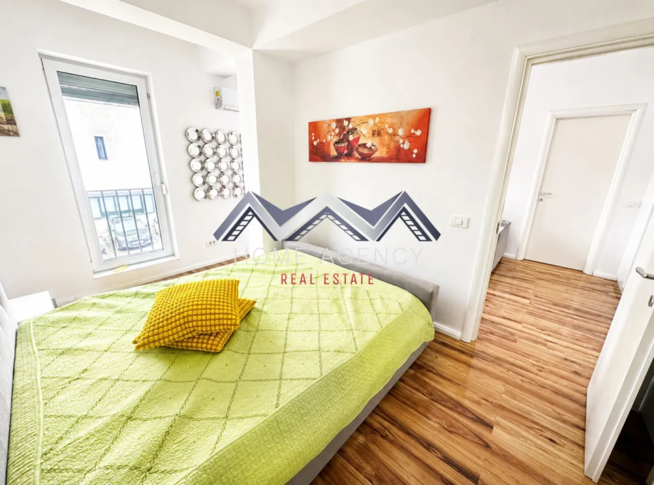Apartament 2 camere Otopeni | include parcare - Vă propunem, spre închiriere, un apartament cu 2 camere, situat la etajul 1 al unui imobil nou din Otopeni. tip boutique, cu doar 18 apartamente, oferind intimitate, liniște și un nivel superior de confort.

Apartamentul are o compartimentare eficientă, fiind ideal pentru o persoană activă sau un cuplu, pentru personalul militar sau din aviație care lucrează în zonă.

Livingul este luminos și spațios, amenajat modern, cu zonă de relaxare și acces către un balcon generos, comun cu bucătăria. Bucătăria este închisă, complet mobilată și utilată, oferind un spațiu practic și intim pentru gătit. Dormitorul este confortabil și primitor, cu spațiu de depozitare generos, precum si holul de acces. Baia este dotată cu obiecte sanitare moderne, inclusiv o cadă cu hidromasaj. Confortul termic este asigurat de centrala proprie și de sistemul de încălzire prin pardoseală.

Blocul este amplasat într-o zonă liniștită, dar cu acces facil către toate zonele de interes: Mega Image, restaurante, cafenele, magazine dar și mijloace de transport în comun – stația de autobuz se află chiar în apropierea imobilului. Acces rapid către DN1, Aeroport, precum și către zona de Nord a Bucureștiului.

Prețul afișat include 1 loc de parcare. 

Dacă îți dorești o locuință cochetă, cu multiple spatii de depozitare, într-un bloc nou și o zonă bine conectată, această proprietate este alegerea perfectă!

Programează acum o vizionare!