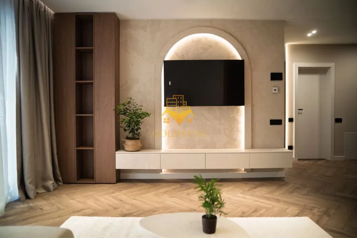 2 camere, premium, bloc nou, Marasti, The Nest, The Ofiice, 21 Dec - GOLDNESS Imobiliare vă propune spre închiriere un apartament cu 2 camere complet mobilat și utilat, la etajul 1 într-un imobil de 7 etaje, în cartierul Marasti. Apartamentul este compartimentat astfel:
 - dormitor cu pat matrimonial, dressing, noptiere
 - living cu bucatarie open-space complet utilată, canapea, loc de servit masa 
 - baie cu cabina de dus, calorifer port prosop inox și dulap pentru depozitare.
 - terasa de 10 mp.

Imobilul este dotat cu toate cele necesare- centrală proprie, mașină de spălat haine, frigider, plită electrică, hotă, TV, etc. 
Se află în apropierea stațiilor de transport în comun, magazine, restaurante, spații verzi, farmacii, etc. 
Dispune de parcare subterana inclusa in pret!

Dacă sunteți interesați de acest apartament și doriți să îl vizionați, dar și pentru alte oferte sau detalii nu ezitați să ne contactați telefonic sau prin e-mail - goldnessimobiliare@gmail.com. Vă stăm la dispoziție!