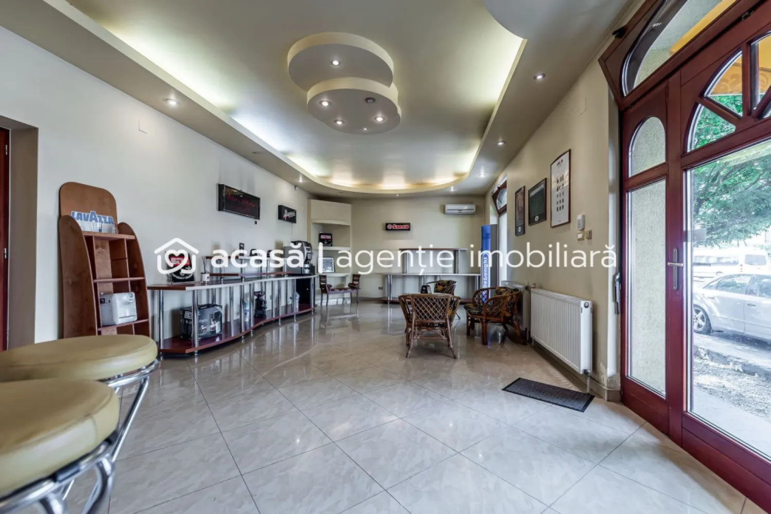 Imobil versatil D+P+E+M | Arteră principală Arad | Curte cu acces auto - Oportunitate de investiție în Arad: Imobil cu funcționalitate mixtă (Comercial / Birouri / Locuință) și curte privată cu acces auto.

Dacă afacerea dumneavoastră a depășit limitele actuale sau dacă sunteți în căutarea unei proprietăți cu vizibilitate excepțională, care să reunească toate funcțiunile sub același acoperiș, acest imobil reprezintă soluția completă. Poziționată strategic pe o arteră importantă a orașului, proprietatea garantează o expunere comercială excelentă, eliminând în același timp cea mai mare problemă a clădirilor stradale: lipsa spațiului privat pentru parcare și aprovizionare.

Cu un total de 10 camere și o distribuție excelentă pe cele 4 niveluri, clădirea oferă o flexibilitate totală în utilizare:
1. Demisol: Spațiu generos și uscat, ideal pentru depozitare de marfă, arhivă, servere sau activități auxiliare de logistică.
2. Parter: Conceput special pentru activități cu publicul. Dispune de vitrină/vizibilitate stradală, fiind perfect pentru spațiu comercial, recepție, showroom sau recepție de clinică/salon.
3. Etaj: Compartimentat optim pentru birouri administrative, cabinete specializate, săli de ședință sau un apartament de protocol.
4. Mansardă: O zonă caldă, intimă și complet amenajată pentru locuit, oferind tot confortul necesar unui administrator sau proprietar care dorește să fie aproape de nucleul afacerii sale.

Avantajul major: curte privată cu acces auto
Spre deosebire de majoritatea imobilelor comerciale din zonele intens circulate, această proprietate beneficiază de o curte interioară privată cu acces auto facil. Acest detaliu logistic transformă imobilul într-o opțiune ideală pentru:

Parcare securizată pentru management sau clienți VIP.
Zonă facilă de încărcare/descărcare pentru aprovizionare, fără a bloca traficul stradal.

Detalii și vizionări: Sebastian Nica - 0722 252 639

Agenția imobiliară Acasă Arad

Cod proprietate: CP3130523