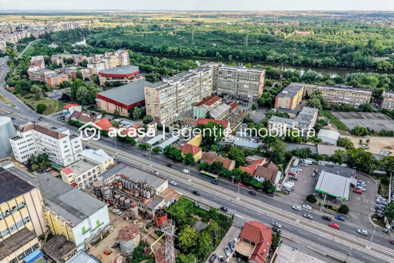 Imobil versatil D+P+E+M | Arteră principală Arad | Curte cu acces auto
