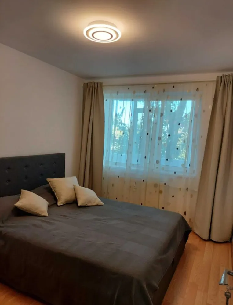 Apartament 3 camere decomandat lângă AFI Cotroceni, metrou 5 min - Vă propunem spre închiriere un apartament decomandat cu 3 camere, complet mobilat și utilat modern, situat vis-a-vis de AFI Cotroceni, pe Bulevardul Timișoarei, într-un bloc reabilitat termic, cu costuri reduse de întreținere.
Apartamentul este curat, luminos și bine compartimentat, ideal pentru studenți, rezidenți sau tineri profesioniști.

📍 Etaj 3 din 8, bloc cu lift.
Compartimentare & dotări
3 camere decomandate
Living spațios
2 dormitoare
Bucătărie complet utilată
Baie
2 balcoane
Aer condiționat
Mobilier modern
Electrocasnice complete
Apartament bine întreținut, gata de mutare
Localizare excelentă
1 minut de mers pe jos până la AFI Cotroceni
5 minute de mers pe jos până la Metrou

🎓 Educație & universități:
Universitatea Politehnica București – acces rapid
Facultatea de Medicină Carol Davila – conexiune directă
Multiple campusuri și cămine studențești în apropiere

🚇 Transport:
Metrou Favorit
Metrou Politehnica
Tramvaie, autobuze și troleibuze la câteva minute
Acces rapid către centru și zonele de business

🛍️ Comercial & recreere:
AFI Cotroceni Mall (shopping, cinema, restaurante)
Supermarketuri, cafenele, săli de fitness
Parcuri și zone verzi în apropiere
Alte avantaje
✔ Bloc izolat termic
✔ Costuri mici de întreținere
✔ Zonă sigură și bine conectată
✔ Ideal pentru închiriere pe termen lung

Comision agentie 50% din prima luna

Cu deosebita consideratie ,
Arbore Real Estate