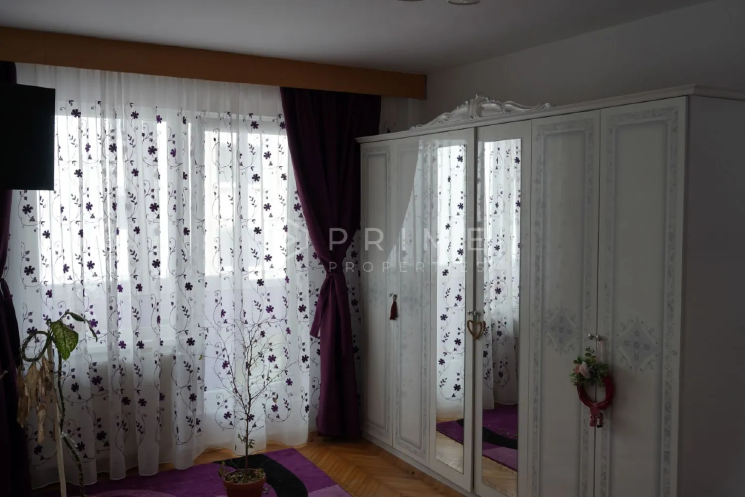 Apartament cu 2 camere | str.Unirii Sângeorgiu de Mureș | - Vă prezentăm în exclusivitate un apartament cu 2 camere decomandat, situat pe strada Unirii în Sângeorgiu de Mureș. 
Apartamentul este situat la etajul 1 într-un bloc cu 4 etaje – zonă liniștită, bine poziționată față de magazine, școală și transport public.
Ce include:
Living + dormitor + bucătărie — compartimentare funcțională, fără spații pierdute
Balcon închis cu geamuri termopan 
Cămară + pivniță — depozitare reală, nu simbolică
Etaj 1 — acces ușor, luminos, fără dezavantajele parterului
Renovat și bine întreținut — stare bună, fără intervenții necesare
Zonă liniștită, aproape de magazine, școală, transport
Se vinde cu mobilat și utilat.

Promisiunea Prime Properties:
Vă oferim siguranță, transparență și servicii impecabile pe tot parcursul drumului către casa ideală. Dacă această proprietate nu corespunde nevoilor dumneavoastră, lăsați-ne să găsim alternativa potrivită stilului dumneavoastră de viață.
Pentru informații suplimentare și programarea unei vizionări, vă rugăm să ne contactați.