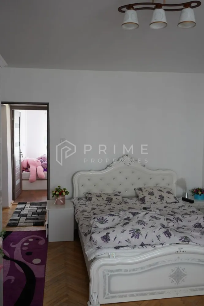 Apartament cu 2 camere | str.Unirii Sângeorgiu de Mureș | - Vă prezentăm în exclusivitate un apartament cu 2 camere decomandat, situat pe strada Unirii în Sângeorgiu de Mureș. 
Apartamentul este situat la etajul 1 într-un bloc cu 4 etaje – zonă liniștită, bine poziționată față de magazine, școală și transport public.
Ce include:
Living + dormitor + bucătărie — compartimentare funcțională, fără spații pierdute
Balcon închis cu geamuri termopan 
Cămară + pivniță — depozitare reală, nu simbolică
Etaj 1 — acces ușor, luminos, fără dezavantajele parterului
Renovat și bine întreținut — stare bună, fără intervenții necesare
Zonă liniștită, aproape de magazine, școală, transport
Se vinde cu mobilat și utilat.

Promisiunea Prime Properties:
Vă oferim siguranță, transparență și servicii impecabile pe tot parcursul drumului către casa ideală. Dacă această proprietate nu corespunde nevoilor dumneavoastră, lăsați-ne să găsim alternativa potrivită stilului dumneavoastră de viață.
Pentru informații suplimentare și programarea unei vizionări, vă rugăm să ne contactați.