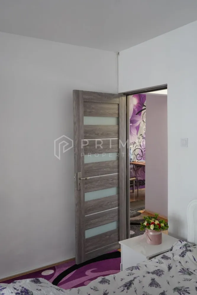 Apartament cu 2 camere | str.Unirii Sângeorgiu de Mureș | - Vă prezentăm în exclusivitate un apartament cu 2 camere decomandat, situat pe strada Unirii în Sângeorgiu de Mureș. 
Apartamentul este situat la etajul 1 într-un bloc cu 4 etaje – zonă liniștită, bine poziționată față de magazine, școală și transport public.
Ce include:
Living + dormitor + bucătărie — compartimentare funcțională, fără spații pierdute
Balcon închis cu geamuri termopan 
Cămară + pivniță — depozitare reală, nu simbolică
Etaj 1 — acces ușor, luminos, fără dezavantajele parterului
Renovat și bine întreținut — stare bună, fără intervenții necesare
Zonă liniștită, aproape de magazine, școală, transport
Se vinde cu mobilat și utilat.

Promisiunea Prime Properties:
Vă oferim siguranță, transparență și servicii impecabile pe tot parcursul drumului către casa ideală. Dacă această proprietate nu corespunde nevoilor dumneavoastră, lăsați-ne să găsim alternativa potrivită stilului dumneavoastră de viață.
Pentru informații suplimentare și programarea unei vizionări, vă rugăm să ne contactați.