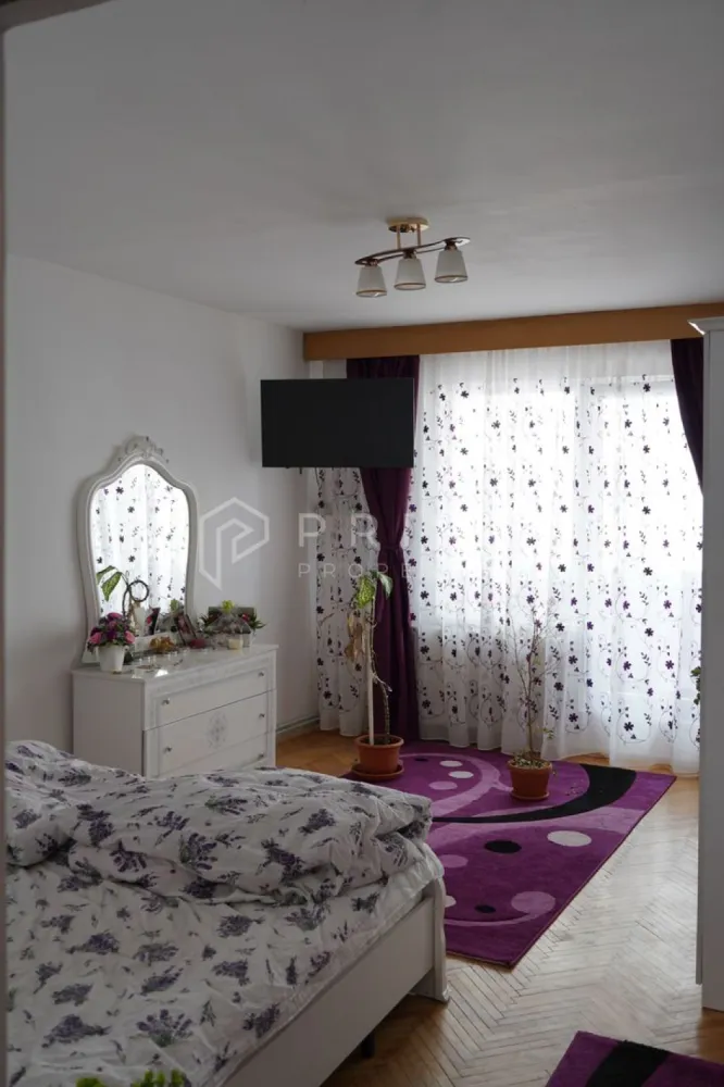 Apartament cu 2 camere | str.Unirii Sângeorgiu de Mureș | - Vă prezentăm în exclusivitate un apartament cu 2 camere decomandat, situat pe strada Unirii în Sângeorgiu de Mureș. 
Apartamentul este situat la etajul 1 într-un bloc cu 4 etaje – zonă liniștită, bine poziționată față de magazine, școală și transport public.
Ce include:
Living + dormitor + bucătărie — compartimentare funcțională, fără spații pierdute
Balcon închis cu geamuri termopan 
Cămară + pivniță — depozitare reală, nu simbolică
Etaj 1 — acces ușor, luminos, fără dezavantajele parterului
Renovat și bine întreținut — stare bună, fără intervenții necesare
Zonă liniștită, aproape de magazine, școală, transport
Se vinde cu mobilat și utilat.

Promisiunea Prime Properties:
Vă oferim siguranță, transparență și servicii impecabile pe tot parcursul drumului către casa ideală. Dacă această proprietate nu corespunde nevoilor dumneavoastră, lăsați-ne să găsim alternativa potrivită stilului dumneavoastră de viață.
Pentru informații suplimentare și programarea unei vizionări, vă rugăm să ne contactați.