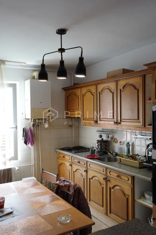 Apartament cu 2 camere | str.Unirii Sângeorgiu de Mureș | - Vă prezentăm în exclusivitate un apartament cu 2 camere decomandat, situat pe strada Unirii în Sângeorgiu de Mureș. 
Apartamentul este situat la etajul 1 într-un bloc cu 4 etaje – zonă liniștită, bine poziționată față de magazine, școală și transport public.
Ce include:
Living + dormitor + bucătărie — compartimentare funcțională, fără spații pierdute
Balcon închis cu geamuri termopan 
Cămară + pivniță — depozitare reală, nu simbolică
Etaj 1 — acces ușor, luminos, fără dezavantajele parterului
Renovat și bine întreținut — stare bună, fără intervenții necesare
Zonă liniștită, aproape de magazine, școală, transport
Se vinde cu mobilat și utilat.

Promisiunea Prime Properties:
Vă oferim siguranță, transparență și servicii impecabile pe tot parcursul drumului către casa ideală. Dacă această proprietate nu corespunde nevoilor dumneavoastră, lăsați-ne să găsim alternativa potrivită stilului dumneavoastră de viață.
Pentru informații suplimentare și programarea unei vizionări, vă rugăm să ne contactați.