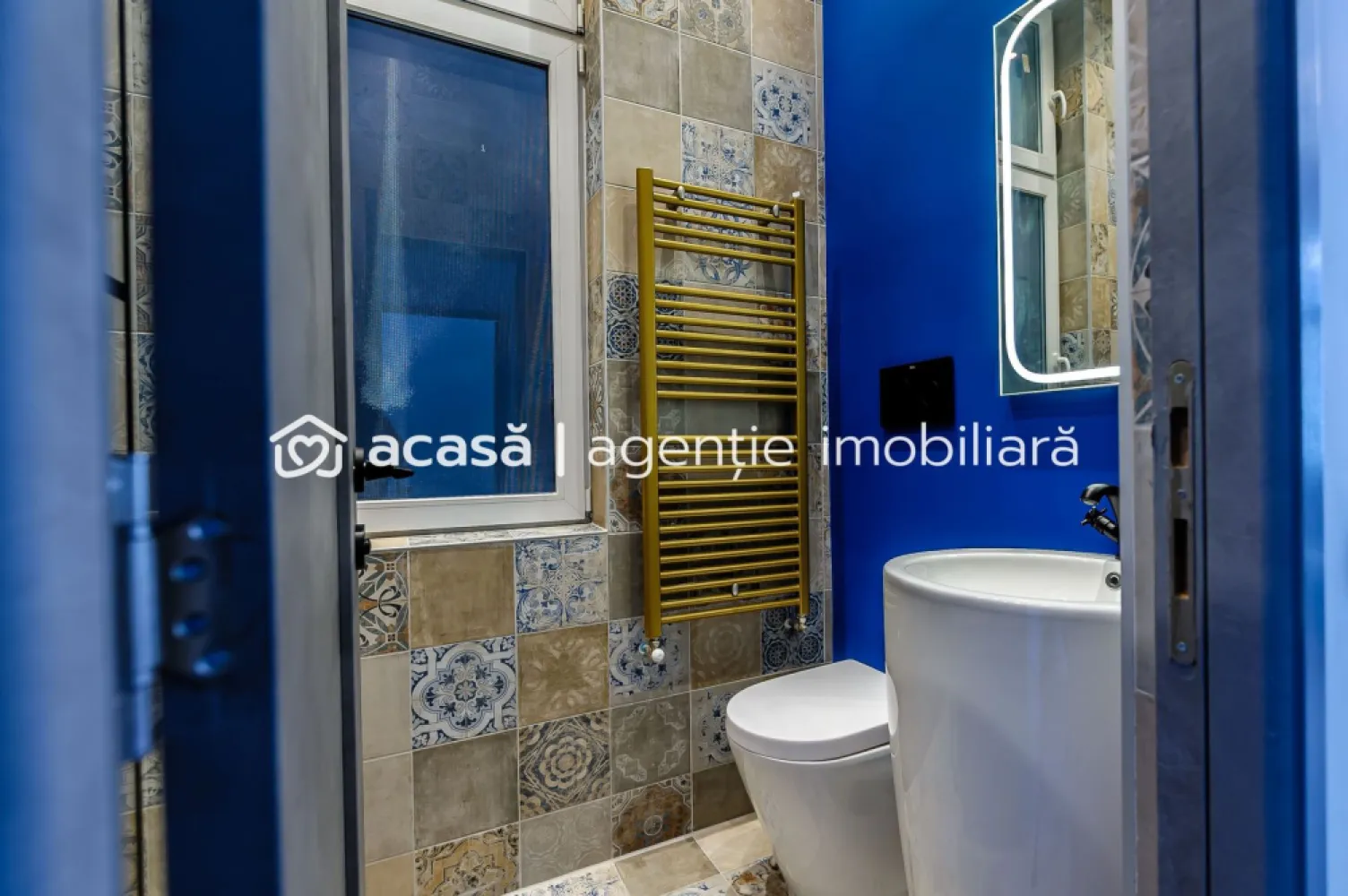 Apartament ULTRACENTRAL cu 3 camere, la cheie, renovat recent - Comision 0%
Vă propun spre inchiriere un apartament superb, recent renovat, situat la parter, pe strada Octavian Goga – zonă ultracentrală, aproape de toate punctele de interes din Arad.

📐 Suprafață utilă: 103 mp
🏠 Compartimentare practică:
 • Hol la intrare
 • Living
 • Bucătărie complet utilată
 • Dormitor cu baie proprie
 • A doua baie cu duș
 • Cameră tehnică/dressing
 • A treia cameră (ideală ca dormitor sau birou)

🔧 Apartamentul a fost renovat recent și se inchiriaza mobilat și utilat complet. Totul este nou, la prima folosire.
📦 Include și o boxă spațioasă, aflată chiar sub apartament – ideală pentru depozitare.

📞 Pentru detalii și programarea unei vizionări:
Jasmina Uglesits - 0740814770 Consultant imobiliar - Agenția ACASĂ Arad

Birou: ACASĂ | Agenție imobiliară Arad
Adresă: Bulevardul Decebal 2, Arad 310133