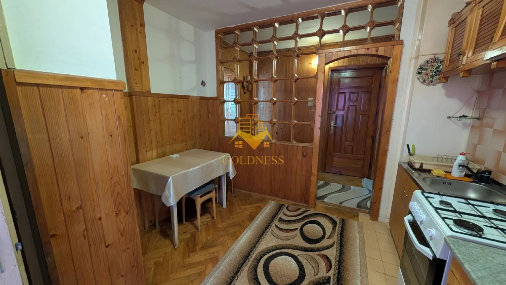 2 camere decomandate, Manastur, Zona Minerva, Primaverii - GOLDNESS Imobiliare vă propune spre închiriere un apartament cu 2 camere, complet mobilat și utilat, la etajul 5 într-un imobil de 7 , în cartierul Manastur.

Apartamentul este compartimentat astfel:
- dormitor cu pat matrimonial, dressing
- cameră cu o canapea extensibilă, noptiere, birou
- baie cu cadă, calorifer, spații de depozitare 
- bucătăria complet utilată și mobilată 
- balcon de 4 mp.

Imobilul este dotat cu toate cele necesare - centrală proprie, mașină de spălat haine, frigider, aragaz.
Se află în apropierea stațiilor de transport în comun, magazine, spații verzi, farmacii, etc.

Dacă sunteți interesați de acest apartament și doriți să îl vizionați, dar și pentru alte oferte sau detalii nu ezitați să ne contactați telefonic sau prin e-mail. Vă stăm la dispoziție!

Pentru intermediere se percepe un comision de 75% din prețul chiriei!