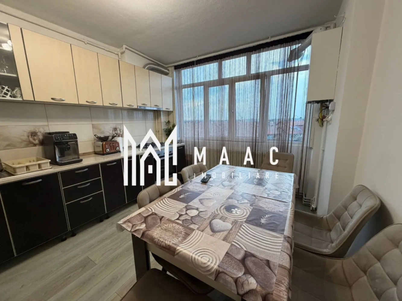 Apartament 2 camere | Decomandat | Renovat | Vasile Aaron - MAAC Imobiliare vă propune spre vânzare un apartament decomandat cu 2 camere, situat la etajul 4 al unui bloc de apartamente construit în anul 1980, într-o zonă accesibilă și bine conectată din Sibiu. Proprietatea este ideală pentru cei care caută un apartament modern, confortabil și pregătit pentru mutare imediată, beneficiind de spații bine compartimentate și finisaje moderne realizate în anul 2023.

Apartamentul dispune de o suprafață utilă de 54 mp și o suprafață construită de 75 mp, oferind un spațiu generos și funcțional atât pentru locuit, cât și pentru investiție. Compartimentarea decomandată asigură confort și intimitate, iar poziționarea într-o zonă liniștită și convenabilă contribuie la un stil de viață relaxat și acces facil către principalele puncte de interes ale orașului.

Compartimentare:
-Living
-Dormitor
-Bucătărie
-Baie
-Hol

Caracteristici și beneficii:
-Compartimentare decomandată
-Suprafață utilă: 54 mp
-Suprafață construită: 75 mp
-Apartament finisat modern în 2023
-Etaj 4
-Bloc construit în 1980
-Confort 1
-Imobil finalizat
-Spații luminoase și bine organizate
-Pregătit pentru mutare imediată
-Ideal pentru locuit sau investiție

Proprietatea reprezintă o oportunitate excelentă pentru persoanele care își doresc un apartament cu 2 camere în Sibiu, într-o zonă bine conectată și apreciată, cu acces rapid către magazine, mijloace de transport și alte facilități importante ale orașului.

Pentru detalii suplimentare sau programarea unei vizionări, vă rugăm să specificați telefonic CP2995549.