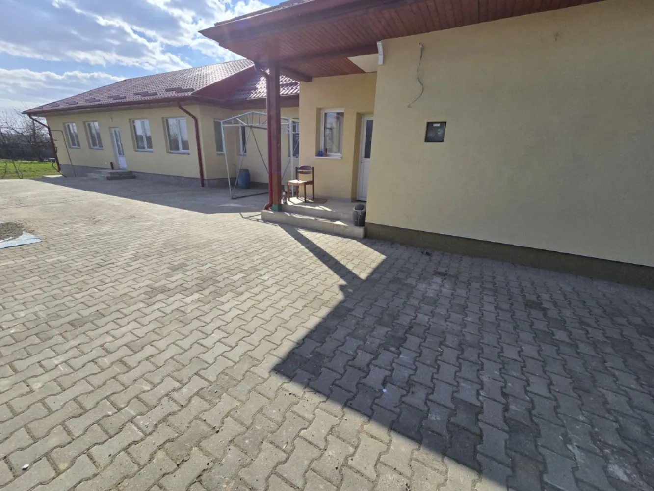 Casa 3 camere, renovată,90 mp, 3500 mp teren, cartier Unirii - Contact 0774048706 Bogdan
De închiriat casă, singur în curte, 2 camere recent renovată,situată în cartierul Unirii suprafața utilă de 90 mp amplasată pe un teren cu suprafață de 500 mp.
Compartimentare:
- 1 bucătărie, 1 baie, 2 dormitoare, 1 hol, 
Detalii:
- centrală termică, calorifere, geamuri termopan
Casa se închiriază mobilată și utilată la prețul de 650 Euro negociabil.
Comisionul perceput este de 50% din valoarea primei chirii si se plateste o singura data in momentul semnarii contractului de inchiriere.
Contact 0774048706 Bogdan
Acest anunț nu corespunde cerințelor tale? Sună la numărul afișat în anunț și unul dintre agenții noștri te va ajuta cu alte oferte personalizate în funcție de cerințele tale.