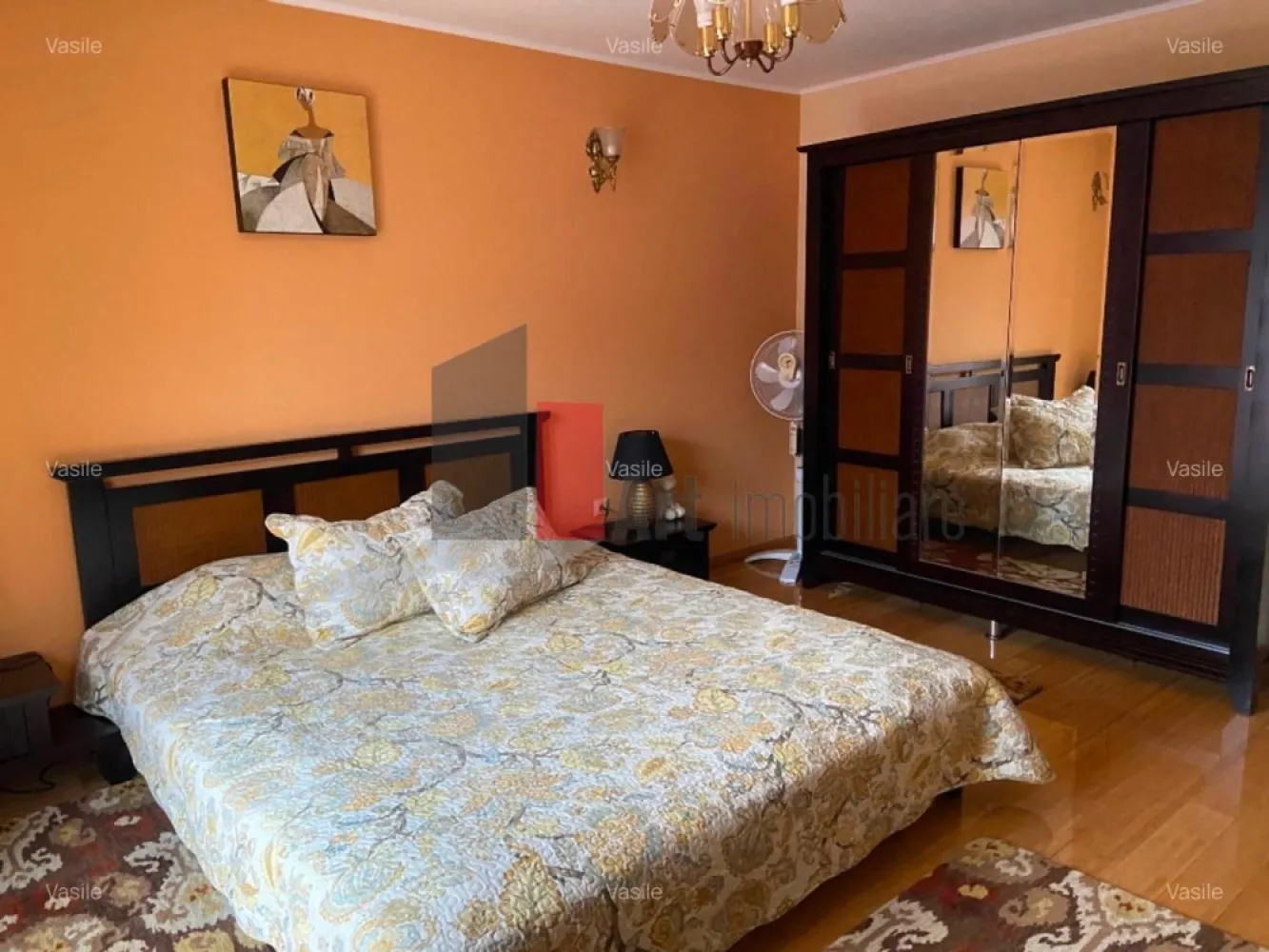 Vila Pantelimon - Padure - Va propunem spre vanzare o vila P+1+Pod in orasul Pantelimon intr-un cartier privat langa padure, vis-a-vis de Centrul De Geriatrie Sfantul Sava, la doar 5 km. de intrarea in Bucuresti. Mijloace de transport RATB - R548 si R542 
 Vila a fost construita in 2014; La parter se afla holul de intrare, un grup sanitar, living, bucatarie foarte spatioasa larg deschisa, spatiu special destinat centralei termice si intrarea in garaj; Etajul 1 este compus din 3 dormitoare, dintre care unul cu propria baie si dressing, doua balcoane, hol si o alta baie. O terasa deschisa foarte spatioasa cu o alta iesire din casa.
 Strada betonata cu intrare din DN3 la 100m, iar in cealalta parte intra in padure la 50 m.
 Suprafata totala teren 450 m.p. plus casa 247 m.p. Posibilitate cumparare separat a altui teren vecin cu spatele curtii.
 Materiale Premium - gresie, faianta, parchet, usi, termopane, instalatii sanitare, instalatii electrice, tevi, calorifere, centrala termica toate produse in Germania.
 Pivnita - 15 m.p.; fantana la 74 m adancime; canalizare ( statie de epurare ), gaze, curent electric.
 Va asteptam la vizionare!