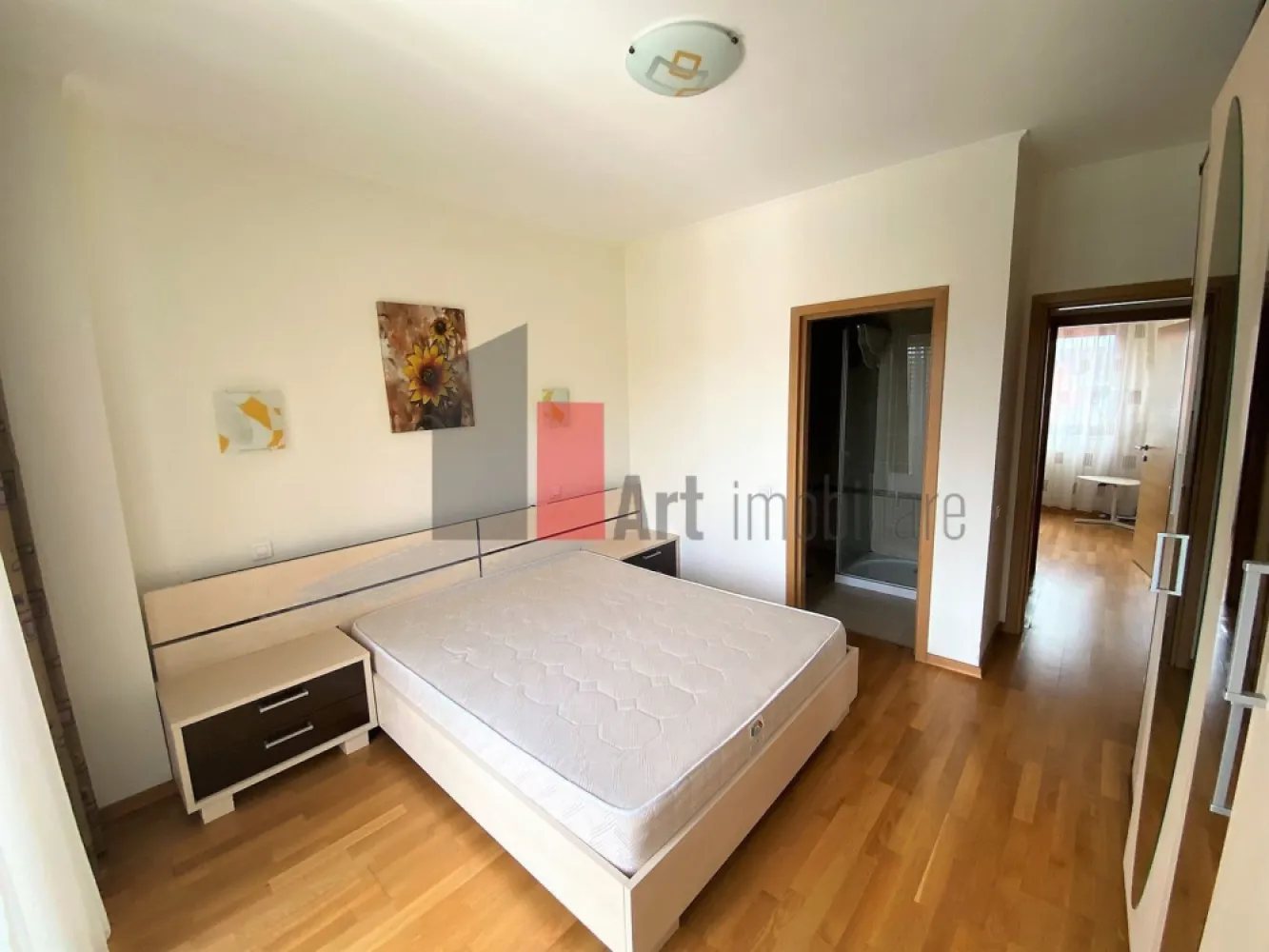 3 Camere Piata Victoriei - Va propunem spre vanzare un apartament cu 3 camere in Piata Victoriei - Muzeul Taranului, Etaj 3/4, decomandat, mobilat si utilat complet, 80 m.p., centrala proprie, garaj subteran, bloc constructie 2008, gresie, faianta, parchet, termopan, aer conditionat, blocul are lift, apropiere Parcul Kiseleff