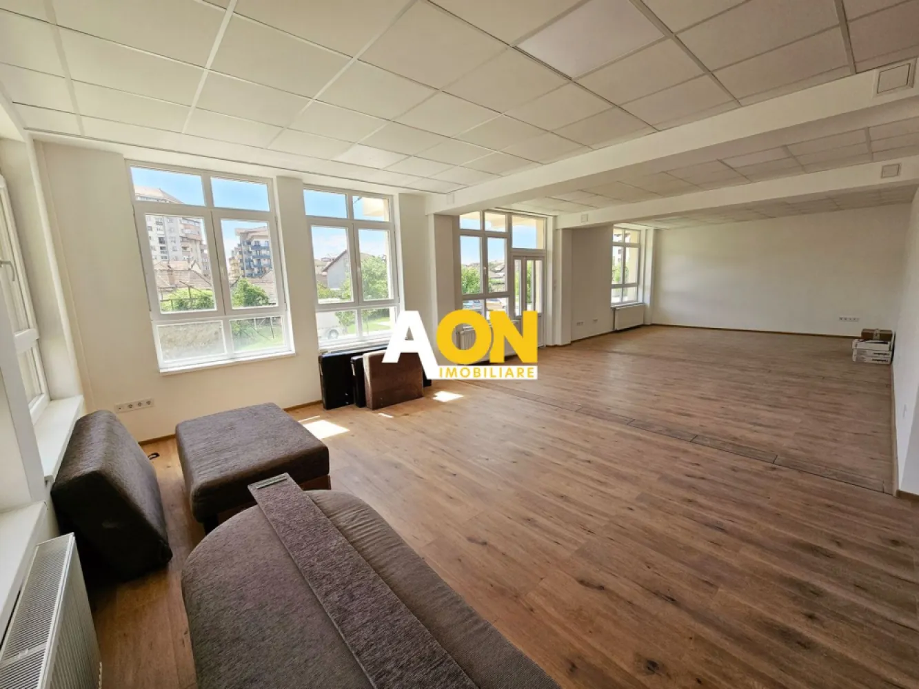 Spatiu nou de birouri, 80,5 mp + boxa de 12 mp, Centru, Anghel Saligny - COMISION ZERO!
AON Imobiliare va ofera spre vânzare un spațiu de birouri modern, amplasat în centrul orașului Alba Iulia, ideal pentru o companie mică sau medie. Spațiul are o suprafață utilă de 80,5 mp și este situat la parterul unei clădiri construite în 2022, iar la subsolul blocului exista o boxa pentru depozitare de 12 mp.
Caracteristici:
• O cameră spațioasă și luminoasă
• Finisaje moderne de înaltă calitate
• Pardoseală din parchet 
• Încălzire cu calorifere
• Un grup sanitar
• Parcare disponibilă în fata cladirii
Locație:
Spațiul de birouri este situat in zona centrala a orașului Alba Iulia, în cartierul Anghel Saligny, cu acces facil la mijloacele de transport public și la numeroase magazine, restaurante și cafenele.
Pentru a programa o vizionare sau pentru a obține mai multe informații, asteptam să ne contactați la numarul de telefon din anunt.
ID intern: CP2026532