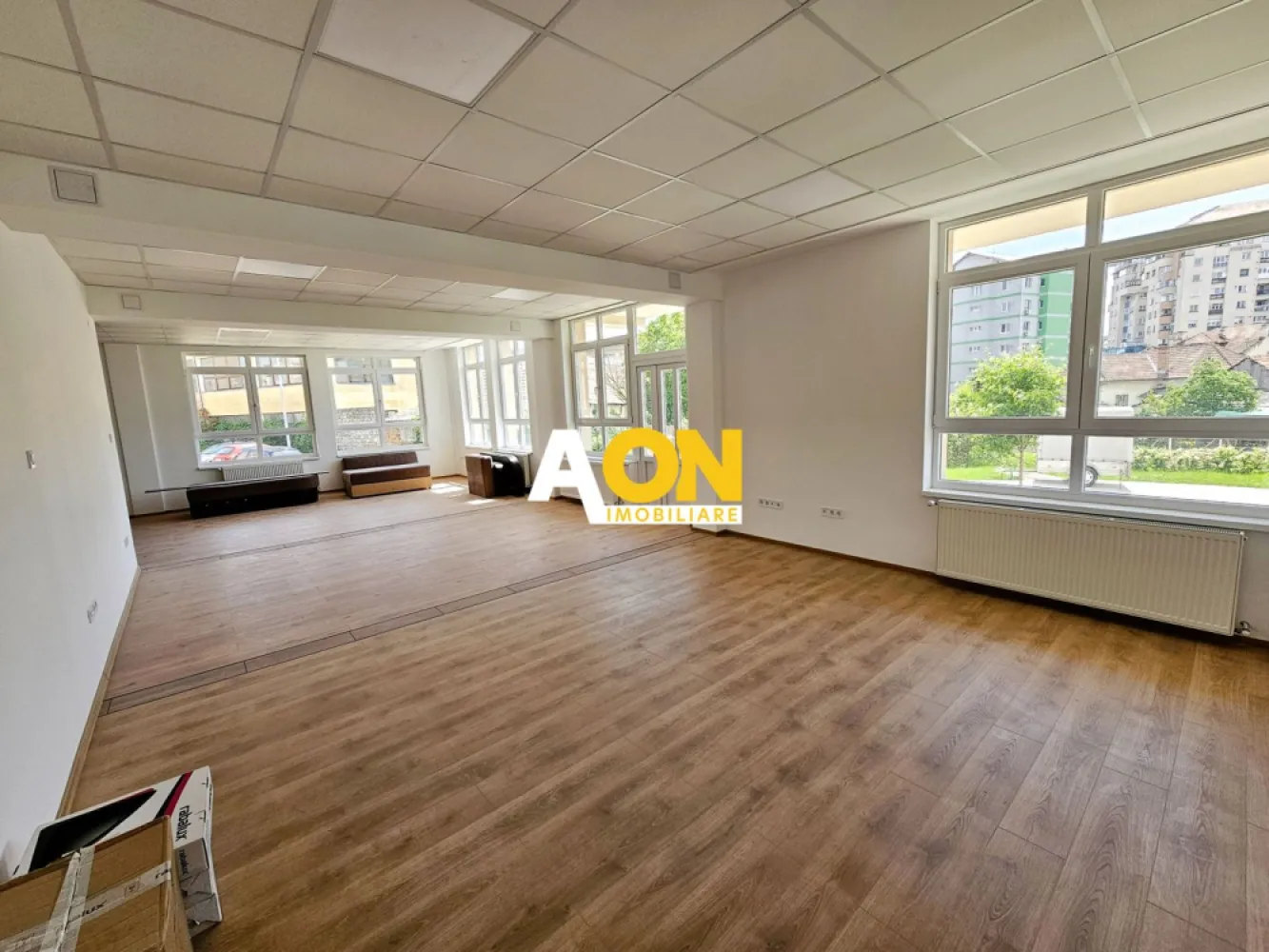 Spatiu nou de birouri, 80,5 mp + boxa de 12 mp, Centru, Anghel Saligny - COMISION ZERO!
AON Imobiliare va ofera spre vânzare un spațiu de birouri modern, amplasat în centrul orașului Alba Iulia, ideal pentru o companie mică sau medie. Spațiul are o suprafață utilă de 80,5 mp și este situat la parterul unei clădiri construite în 2022, iar la subsolul blocului exista o boxa pentru depozitare de 12 mp.
Caracteristici:
• O cameră spațioasă și luminoasă
• Finisaje moderne de înaltă calitate
• Pardoseală din parchet 
• Încălzire cu calorifere
• Un grup sanitar
• Parcare disponibilă în fata cladirii
Locație:
Spațiul de birouri este situat in zona centrala a orașului Alba Iulia, în cartierul Anghel Saligny, cu acces facil la mijloacele de transport public și la numeroase magazine, restaurante și cafenele.
Pentru a programa o vizionare sau pentru a obține mai multe informații, asteptam să ne contactați la numarul de telefon din anunt.
ID intern: CP2026532
