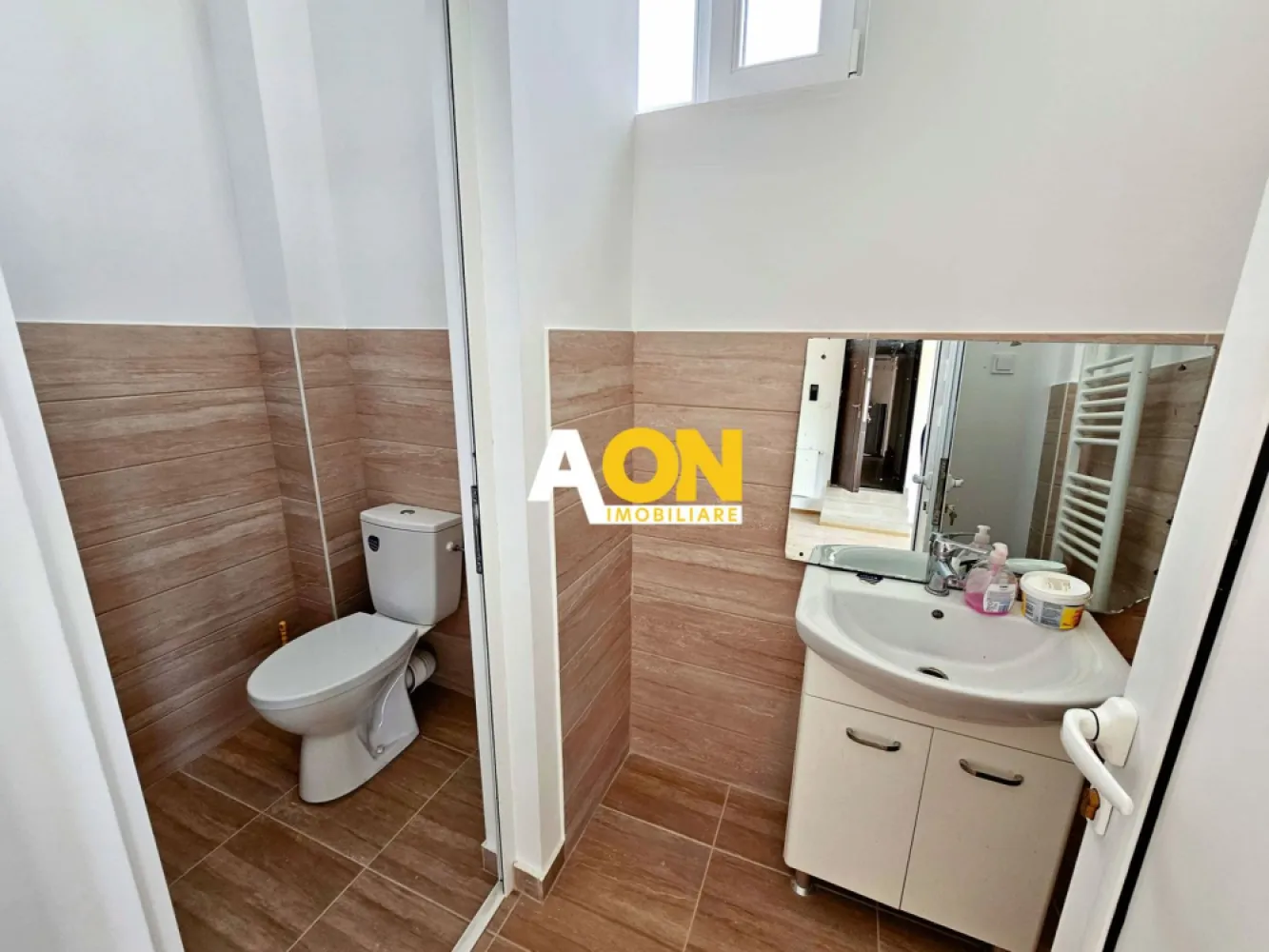 Spatiu nou de birouri, 80,5 mp + boxa de 12 mp, Centru, Anghel Saligny - COMISION ZERO!
AON Imobiliare va ofera spre vânzare un spațiu de birouri modern, amplasat în centrul orașului Alba Iulia, ideal pentru o companie mică sau medie. Spațiul are o suprafață utilă de 80,5 mp și este situat la parterul unei clădiri construite în 2022, iar la subsolul blocului exista o boxa pentru depozitare de 12 mp.
Caracteristici:
• O cameră spațioasă și luminoasă
• Finisaje moderne de înaltă calitate
• Pardoseală din parchet 
• Încălzire cu calorifere
• Un grup sanitar
• Parcare disponibilă în fata cladirii
Locație:
Spațiul de birouri este situat in zona centrala a orașului Alba Iulia, în cartierul Anghel Saligny, cu acces facil la mijloacele de transport public și la numeroase magazine, restaurante și cafenele.
Pentru a programa o vizionare sau pentru a obține mai multe informații, asteptam să ne contactați la numarul de telefon din anunt.
ID intern: CP2026532