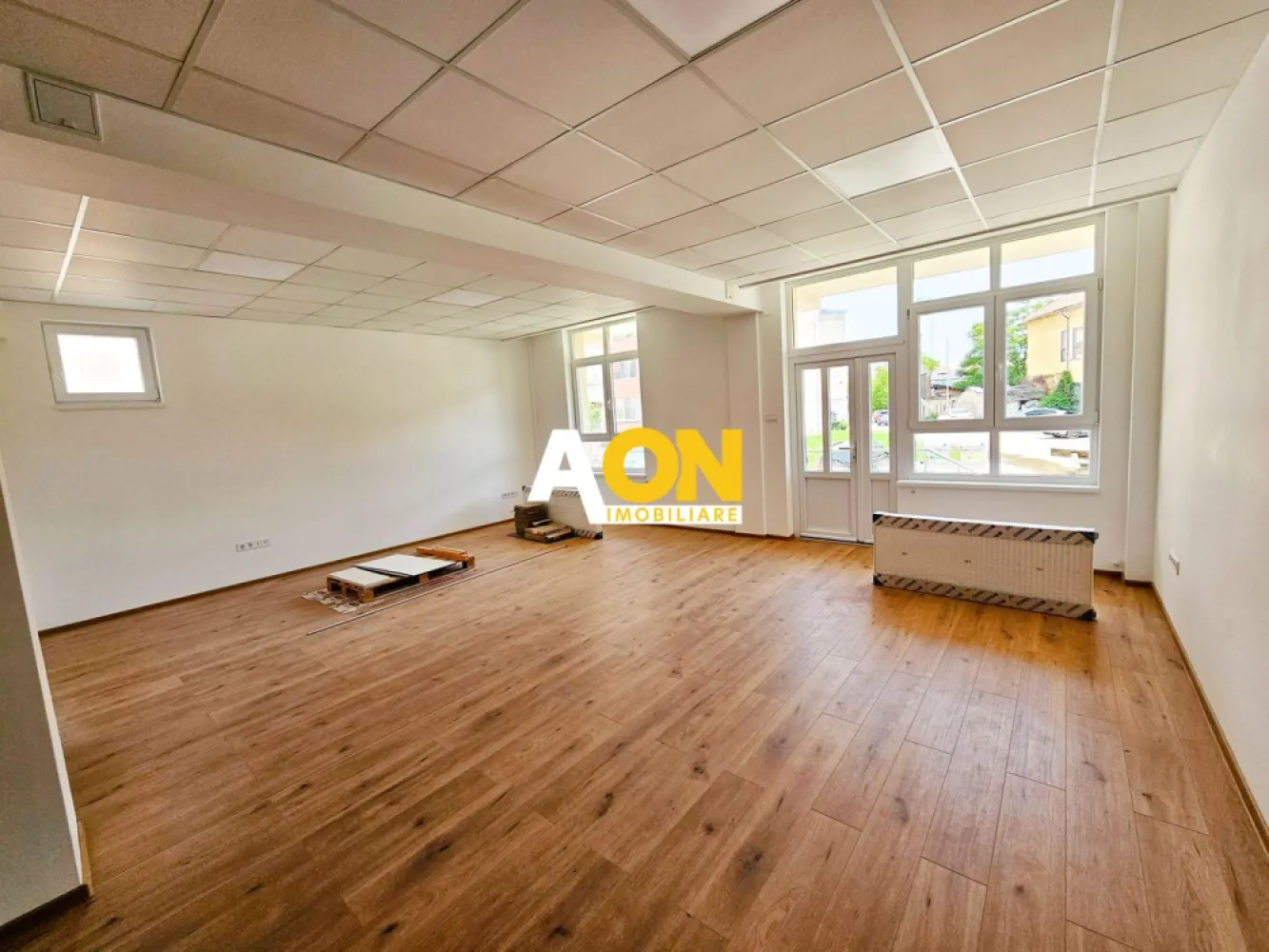 Spatiu nou de birouri, 59 mp + boxa 15 mp, cart. Anghel Saligny - COMISION ZERO!
AON Imobiliare va ofera spre vânzare un spațiu de birouri modern, amplasat în centrul orașului Alba Iulia, ideal pentru o companie mică sau medie. Spațiul are o suprafață utilă de 59,2 mp și este situat la parterul unei clădiri construite în 2022, iar la subsolul blocului exista o boxa pentru depozitare de 15 mp.
Caracteristici:
• O cameră spațioasă și luminoasă
• Finisaje moderne de înaltă calitate
• Pardoseală din parchet 
• Încălzire cu calorifere
• Un grup sanitar
• Parcare disponibilă în fata cladirii
Locație:
Spațiul de birouri este situat in zona centrala a orașului Alba Iulia, cartier Anghel Saligny, cu acces facil la mijloacele de transport public și la numeroase magazine, restaurante și cafenele.
Pentru a programa o vizionare sau pentru a obține mai multe informații, asteptam să ne contactați la numarul de telefon din anunt.
ID intern: CP2026251