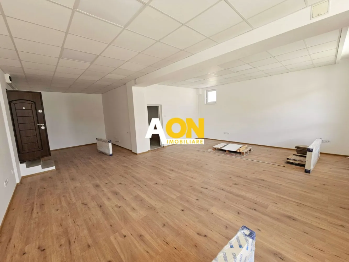 Spatiu nou de birouri, 59 mp + boxa 15 mp, cart. Anghel Saligny - COMISION ZERO!
AON Imobiliare va ofera spre vânzare un spațiu de birouri modern, amplasat în centrul orașului Alba Iulia, ideal pentru o companie mică sau medie. Spațiul are o suprafață utilă de 59,2 mp și este situat la parterul unei clădiri construite în 2022, iar la subsolul blocului exista o boxa pentru depozitare de 15 mp.
Caracteristici:
• O cameră spațioasă și luminoasă
• Finisaje moderne de înaltă calitate
• Pardoseală din parchet 
• Încălzire cu calorifere
• Un grup sanitar
• Parcare disponibilă în fata cladirii
Locație:
Spațiul de birouri este situat in zona centrala a orașului Alba Iulia, cartier Anghel Saligny, cu acces facil la mijloacele de transport public și la numeroase magazine, restaurante și cafenele.
Pentru a programa o vizionare sau pentru a obține mai multe informații, asteptam să ne contactați la numarul de telefon din anunt.
ID intern: CP2026251