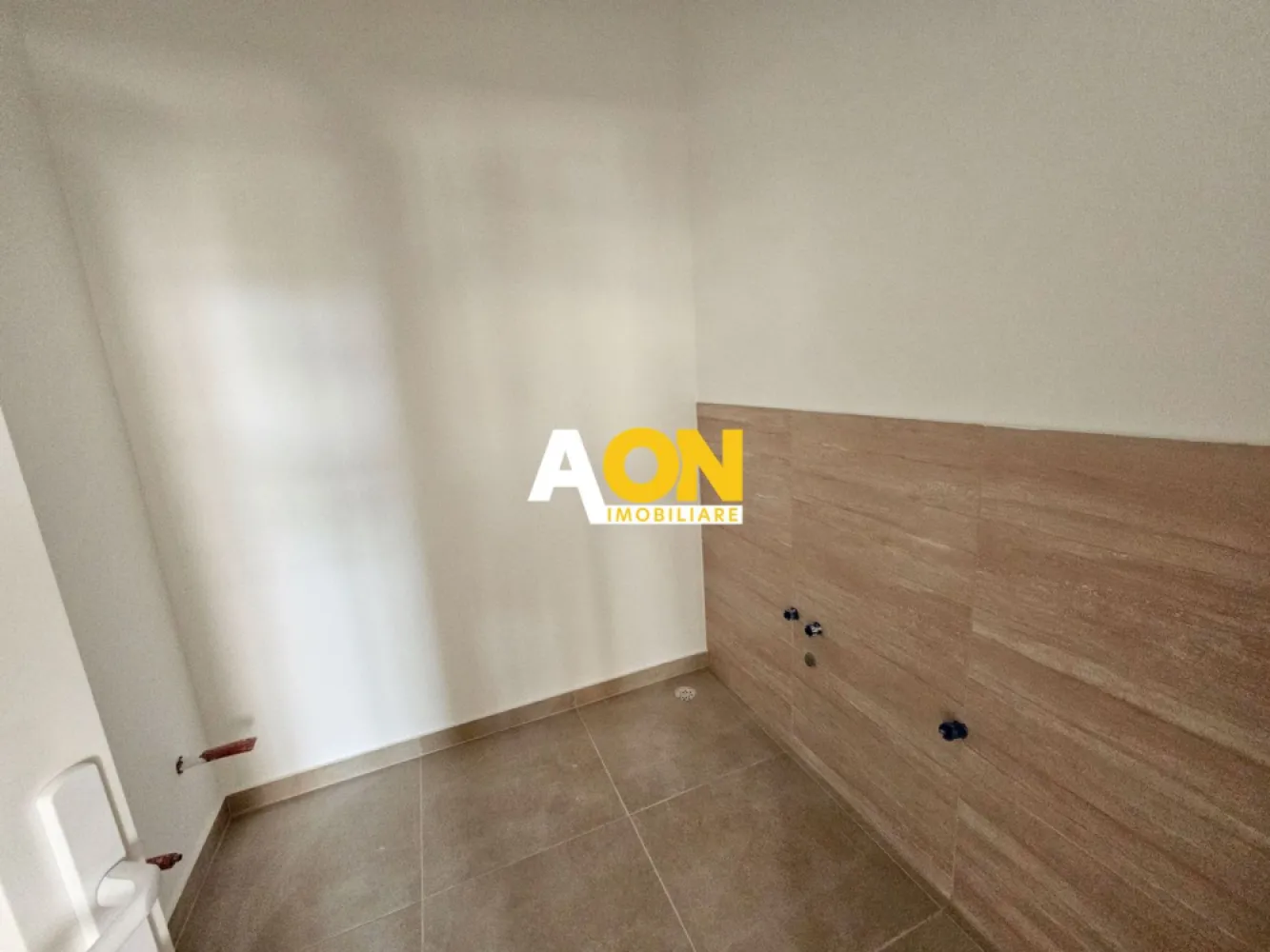 Spatiu nou de birouri, 59 mp + boxa 15 mp, cart. Anghel Saligny - COMISION ZERO!
AON Imobiliare va ofera spre vânzare un spațiu de birouri modern, amplasat în centrul orașului Alba Iulia, ideal pentru o companie mică sau medie. Spațiul are o suprafață utilă de 59,2 mp și este situat la parterul unei clădiri construite în 2022, iar la subsolul blocului exista o boxa pentru depozitare de 15 mp.
Caracteristici:
• O cameră spațioasă și luminoasă
• Finisaje moderne de înaltă calitate
• Pardoseală din parchet 
• Încălzire cu calorifere
• Un grup sanitar
• Parcare disponibilă în fata cladirii
Locație:
Spațiul de birouri este situat in zona centrala a orașului Alba Iulia, cartier Anghel Saligny, cu acces facil la mijloacele de transport public și la numeroase magazine, restaurante și cafenele.
Pentru a programa o vizionare sau pentru a obține mai multe informații, asteptam să ne contactați la numarul de telefon din anunt.
ID intern: CP2026251
